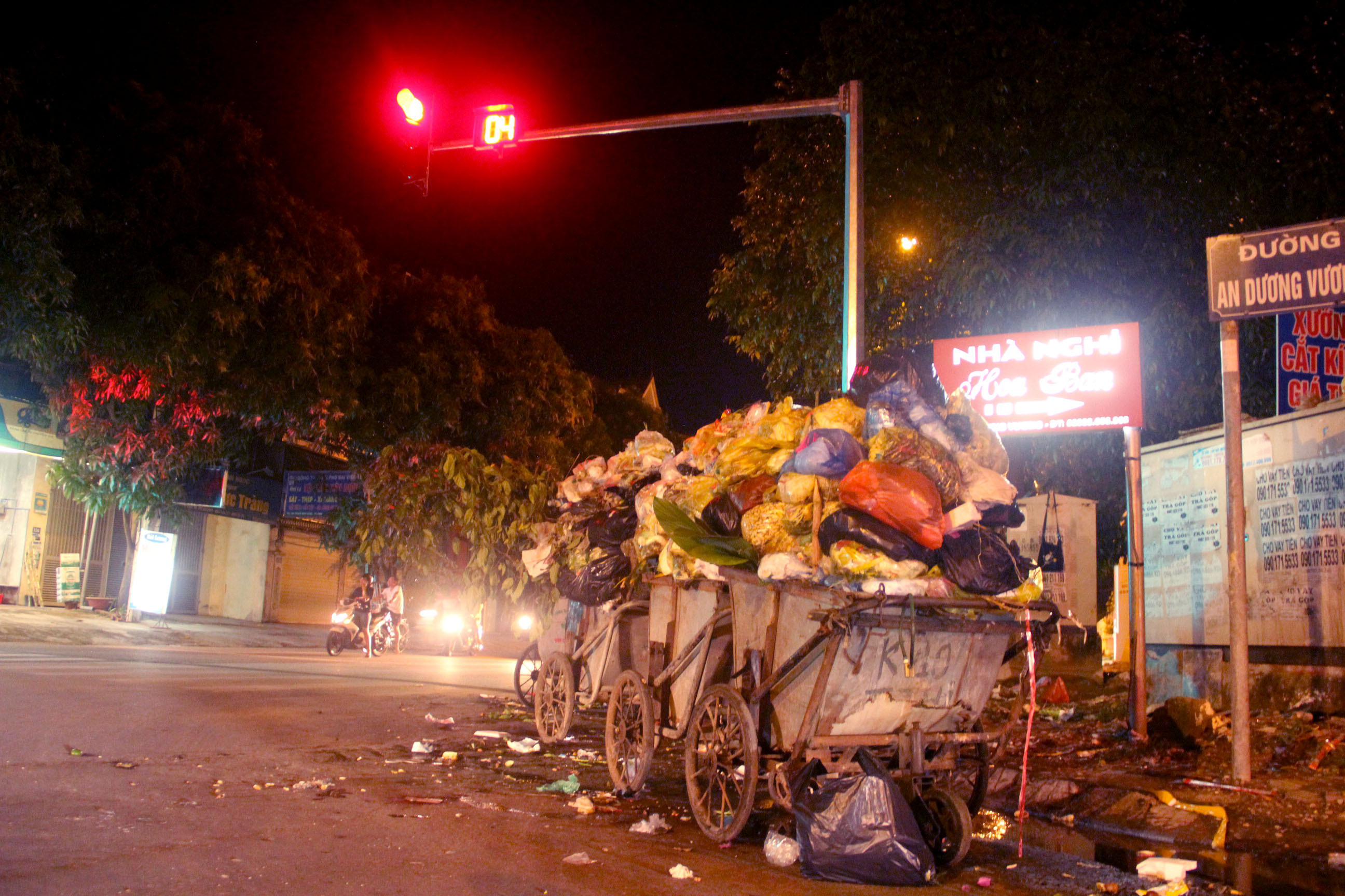 Rác thải chất đầy mỗi đêm tại ngã từ đường An Dương Vương, Phong Định Cảng. Ảnh: Quang An