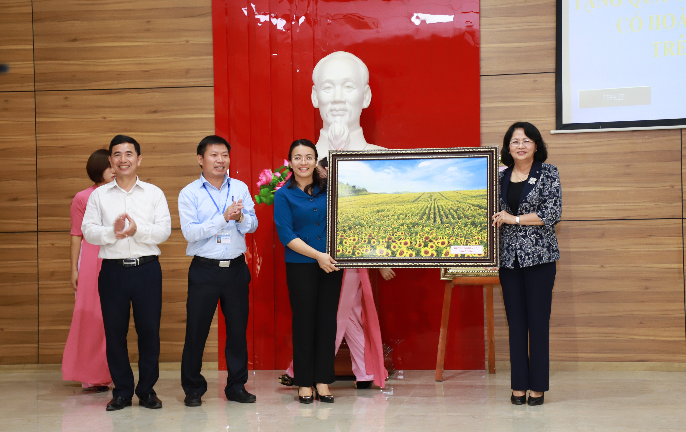 Lãnh đạo huyện Nghĩa Đàn tặng Phó Chủ tịch nước Đặng Thị Ngọc Thịnh bức ảnh cánh đồng hoa hướng dương. Ảnh: Thành Duy 