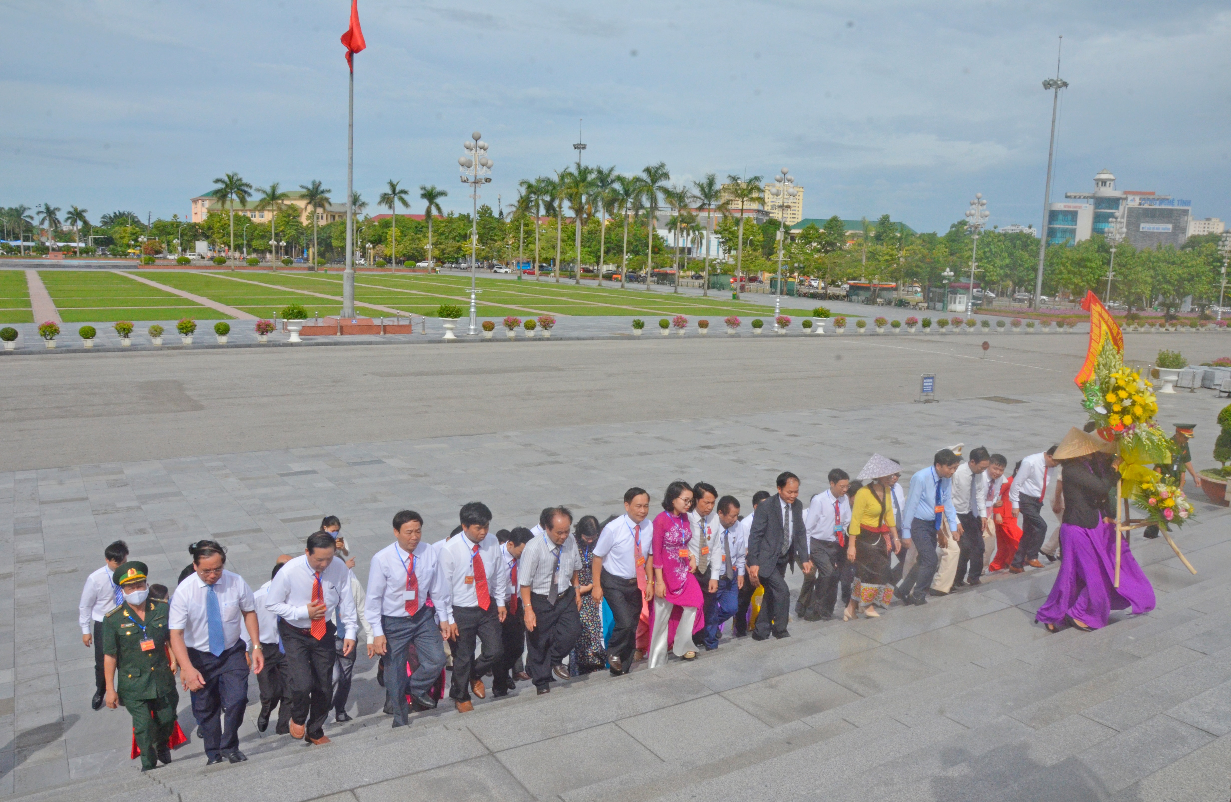 Đoàn đại biểu dâng hoa tưởng niệm Chủ tịch Hồ Chí Minh. Ảnh: Thanh Lê