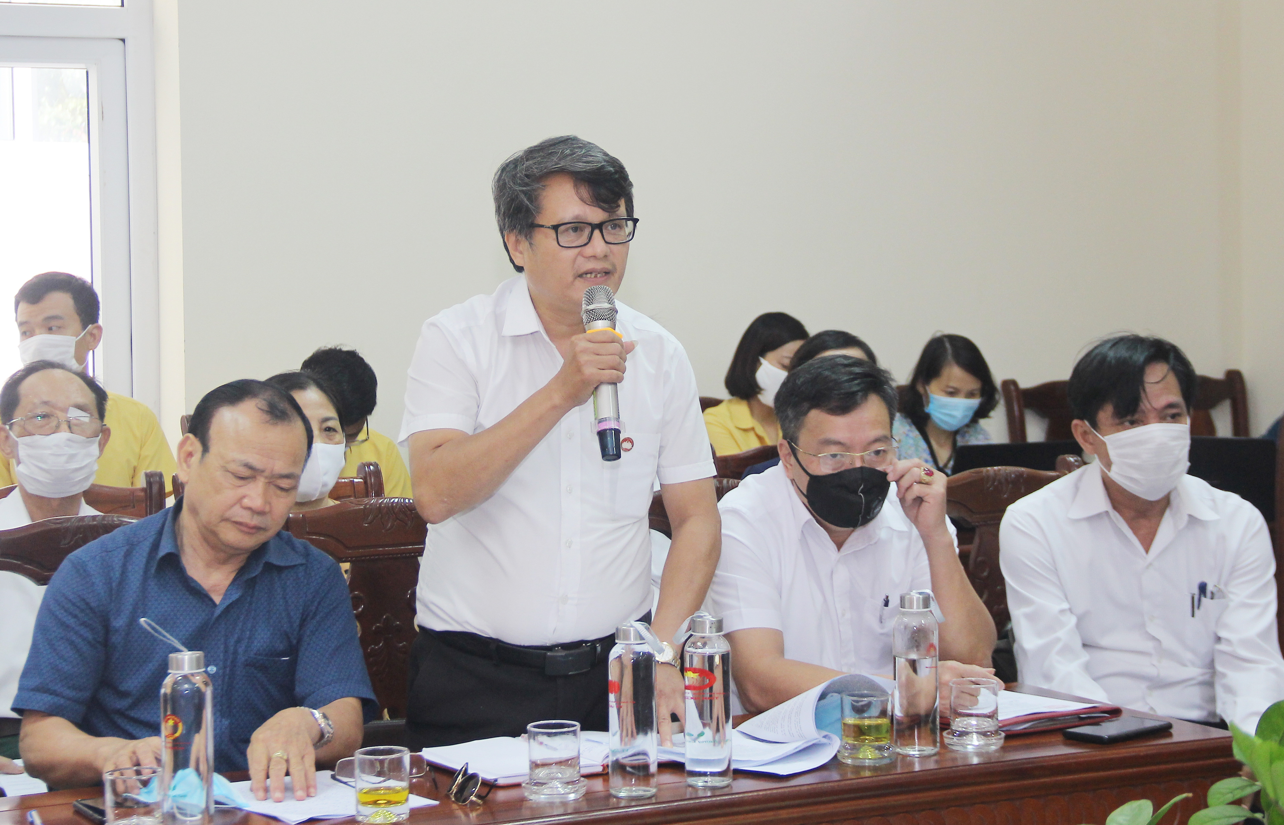 Ông Phan Duy Hùng - VCCI tại Nghệ An cho rằng cần có giải pháp đẩy mạnh cải cách hành chính, nhất là thủ tục hành chính và ý thức trách nhiệm trước công việc của đội ngũ cán bộ, công chức các cấp. Ảnh: Mai Hoa