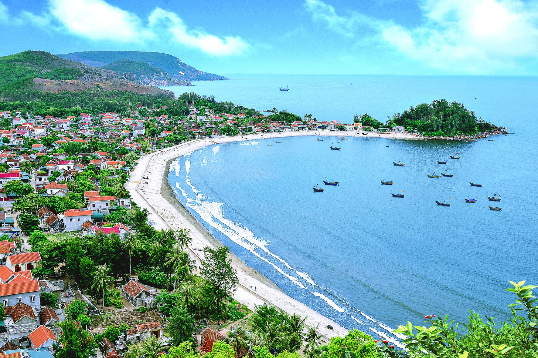 Làng biển ở xã Quỳnh Long (Quỳnh Lưu). Ảnh: Nhật Thanh