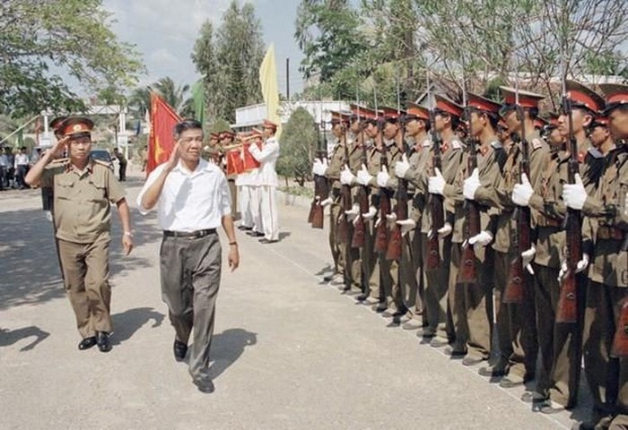 Tổng Bí thư Lê Khả Phiêu thăm Sư đoàn không quân 370 trong năm 1997 lúc còn đang đương nhiệm. Ảnh tư liệu