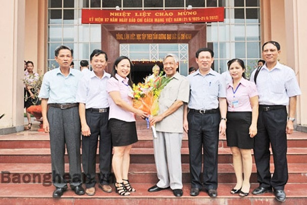 Nguyên Tổng Bí thư Lê Khả Phiêu thăm Báo Nghệ An năm 2012. Ảnh: Tư liệu