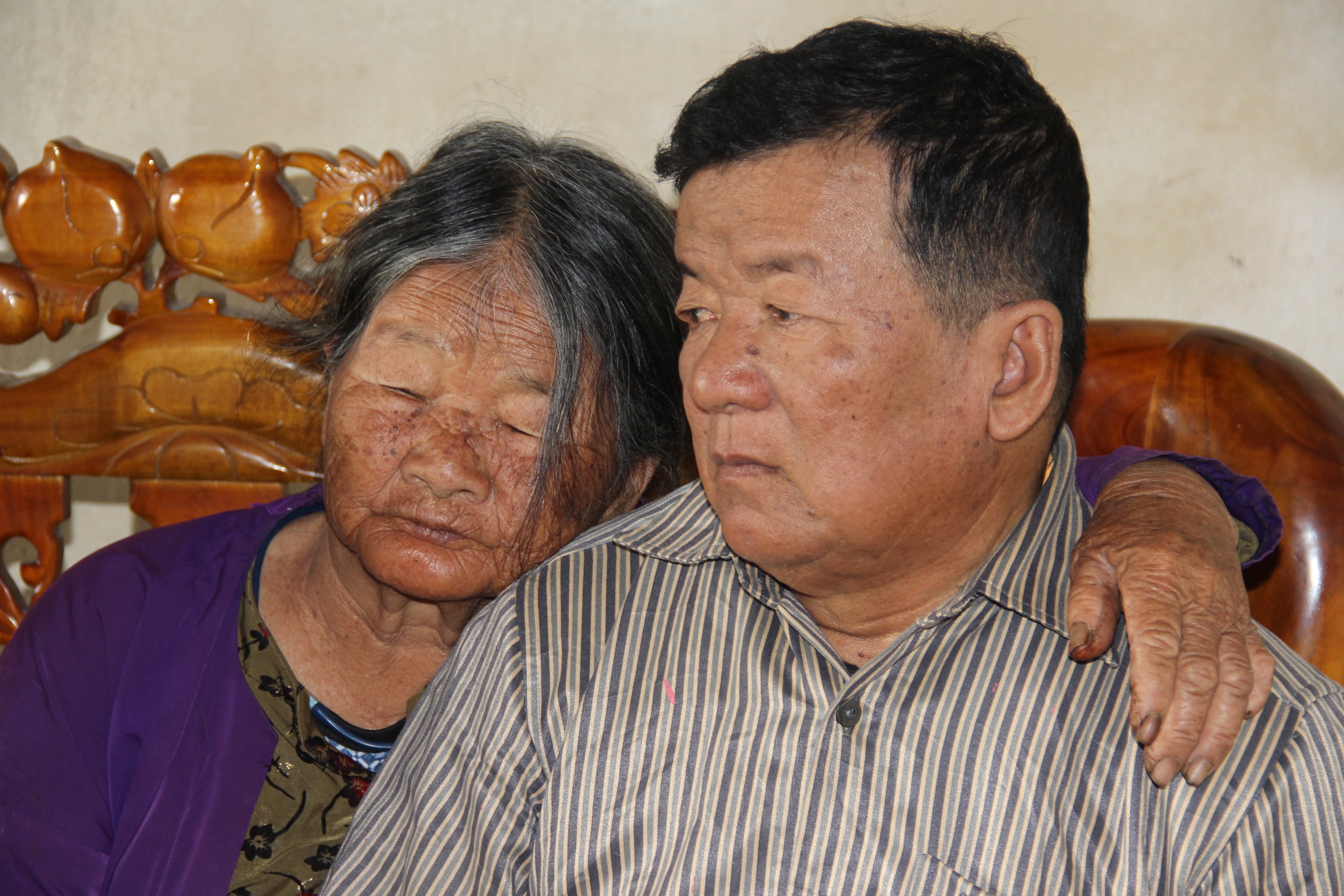 Phút trùng phùng của hai mẹ con ông Nguyễn Duy Phổ sau 42 năm báo tử. Ảnh: Hoài Thu