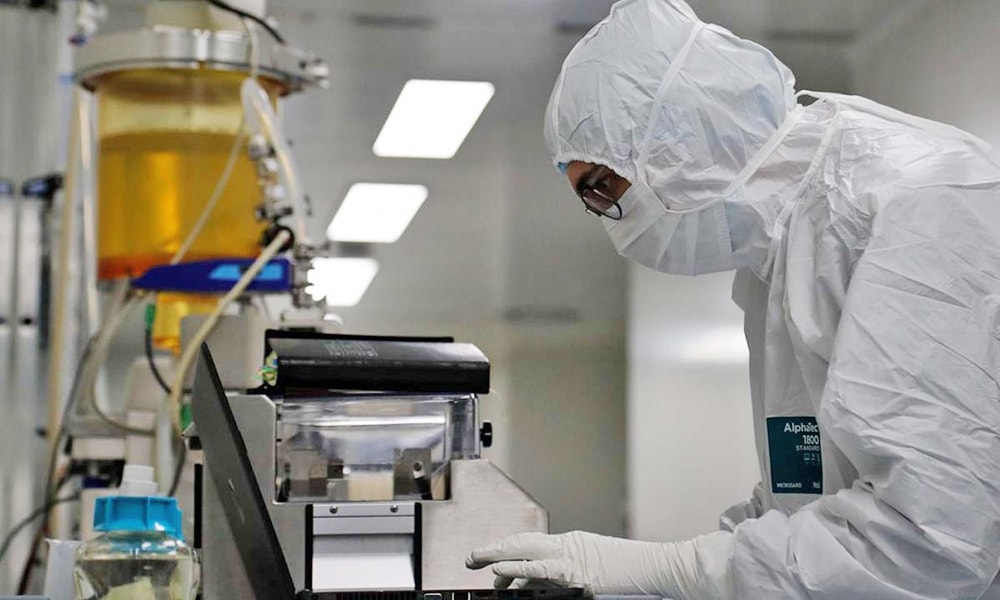 Thiết lập dữ liệu trong quá trình nghiên cứu vaccine Covid 19 tại một phòng thí nghiệm ở St.Petersburg, Nga. Ảnh: Reuters