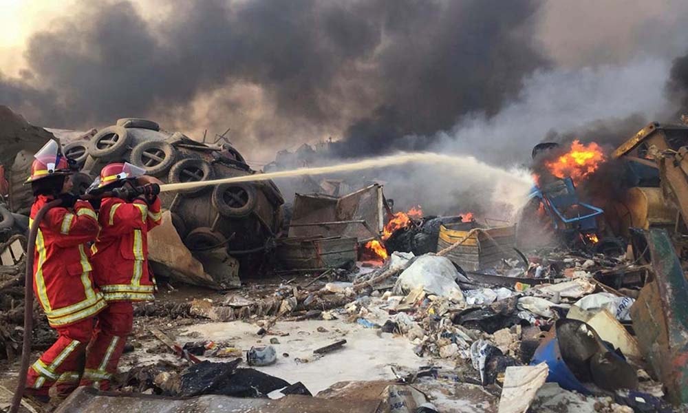 Lính cứu hỏa dập lửa sau vụ nổ ở Beirut, Lebanon. Ảnh: Reuters