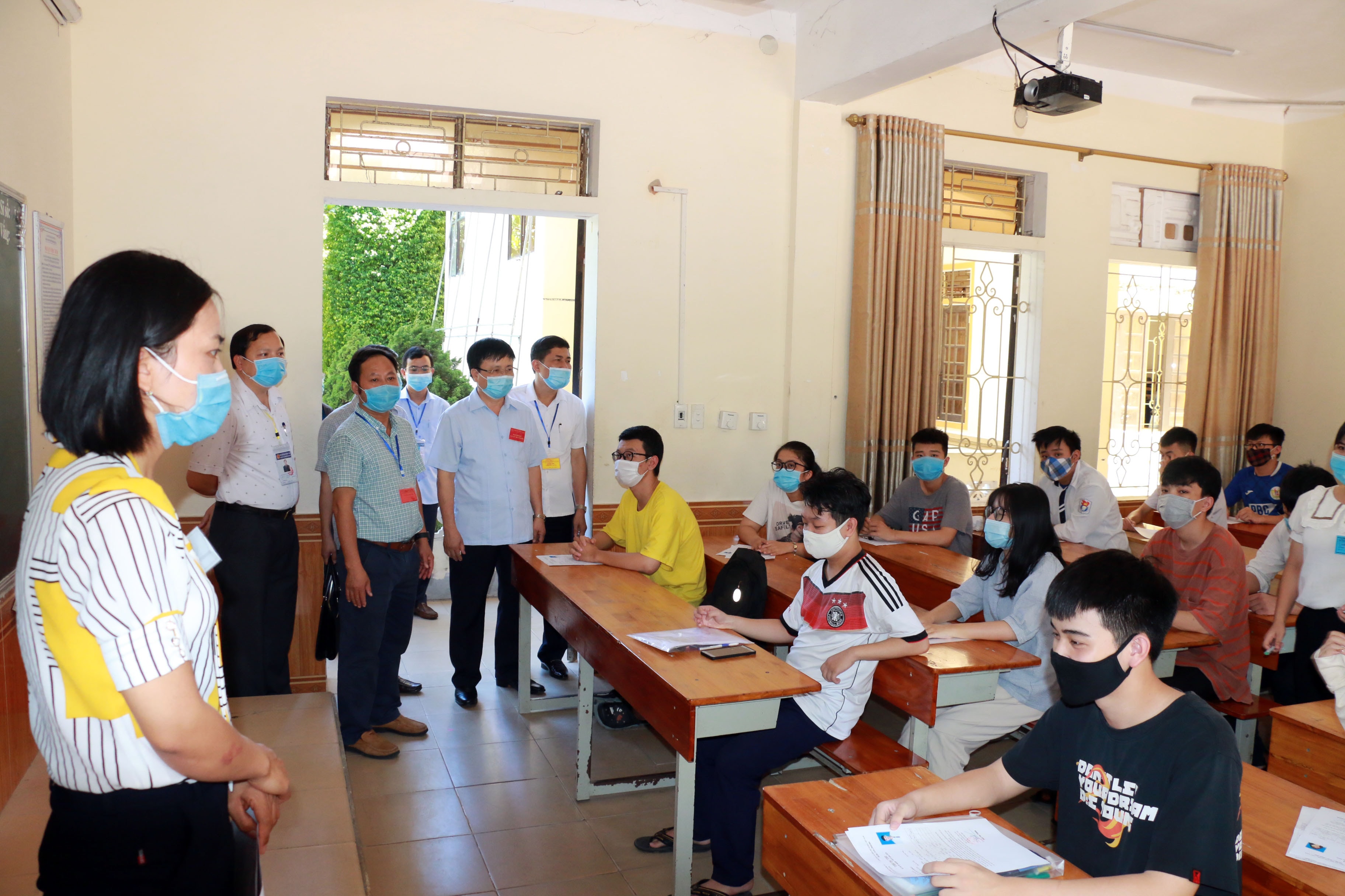 Đoàn kiểm tra trò chuyện và động viên các thí sinh trước khi bước vào Kỳ thi tốt nghiệp THPT năm 2020. Ảnh: Mỹ Hà