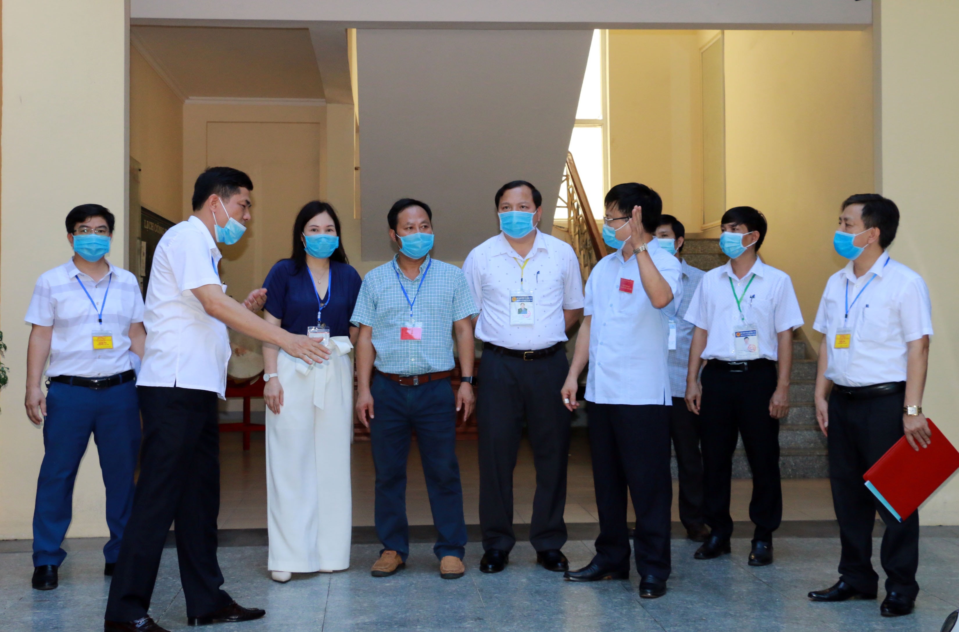 Các thành viên trong đoàn kiểm tra bàn các phương án đảm bảo an toàn trong ngày thi đầu tiên. Ảnh: Mỹ Hà.