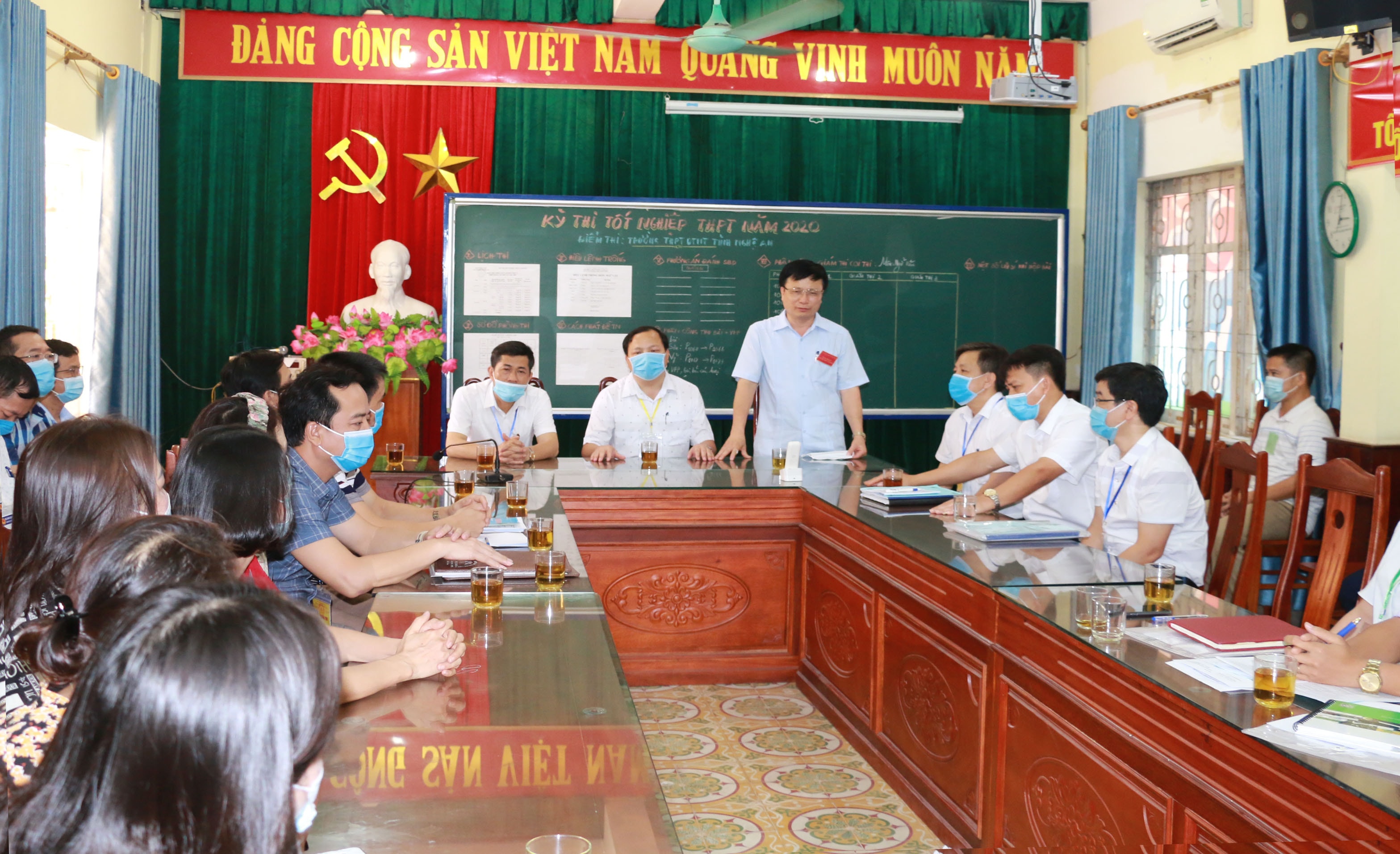 Đồng chí Bùi Đình Long trò chuyện với cán bộ, giáo viên làm công tác thi tại điểm thi Trường THPT DTNT tỉnh. Ảnh: Mỹ Hà