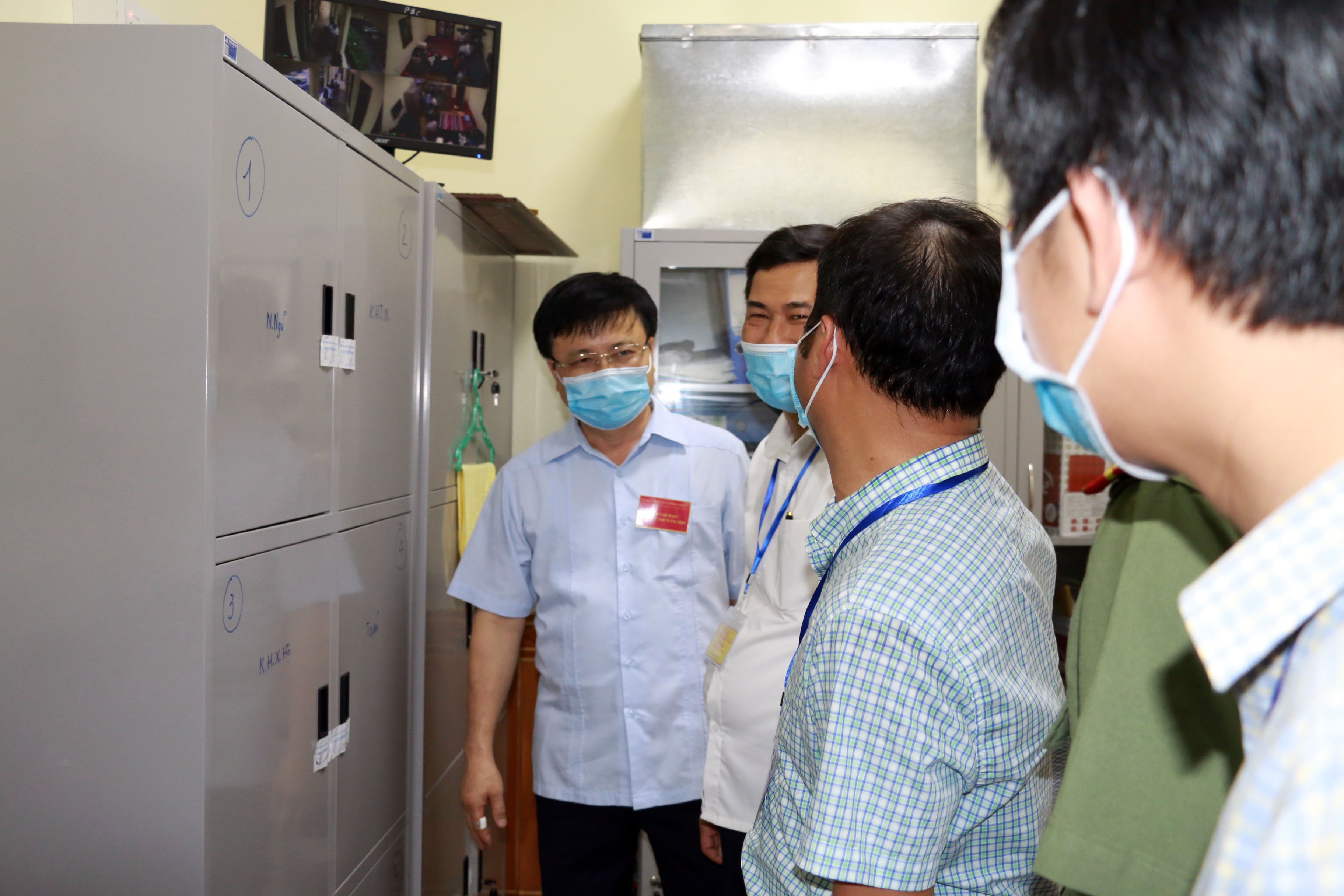 Kiểm tra tủ niêm phong đề thi tại các hội đồng thi. Ảnh: Mỹ Hà