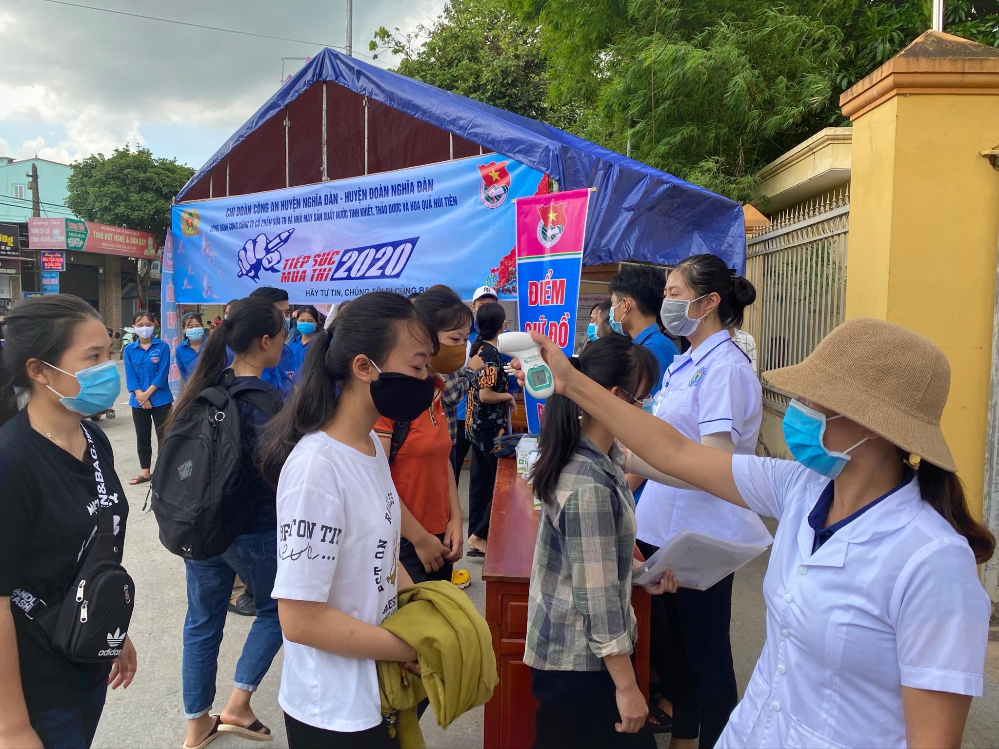 Thí sinh huyện Nghĩa Đàn được đo thân nhiệt trước khi vào điểm thi. Ảnh: Minh Thái