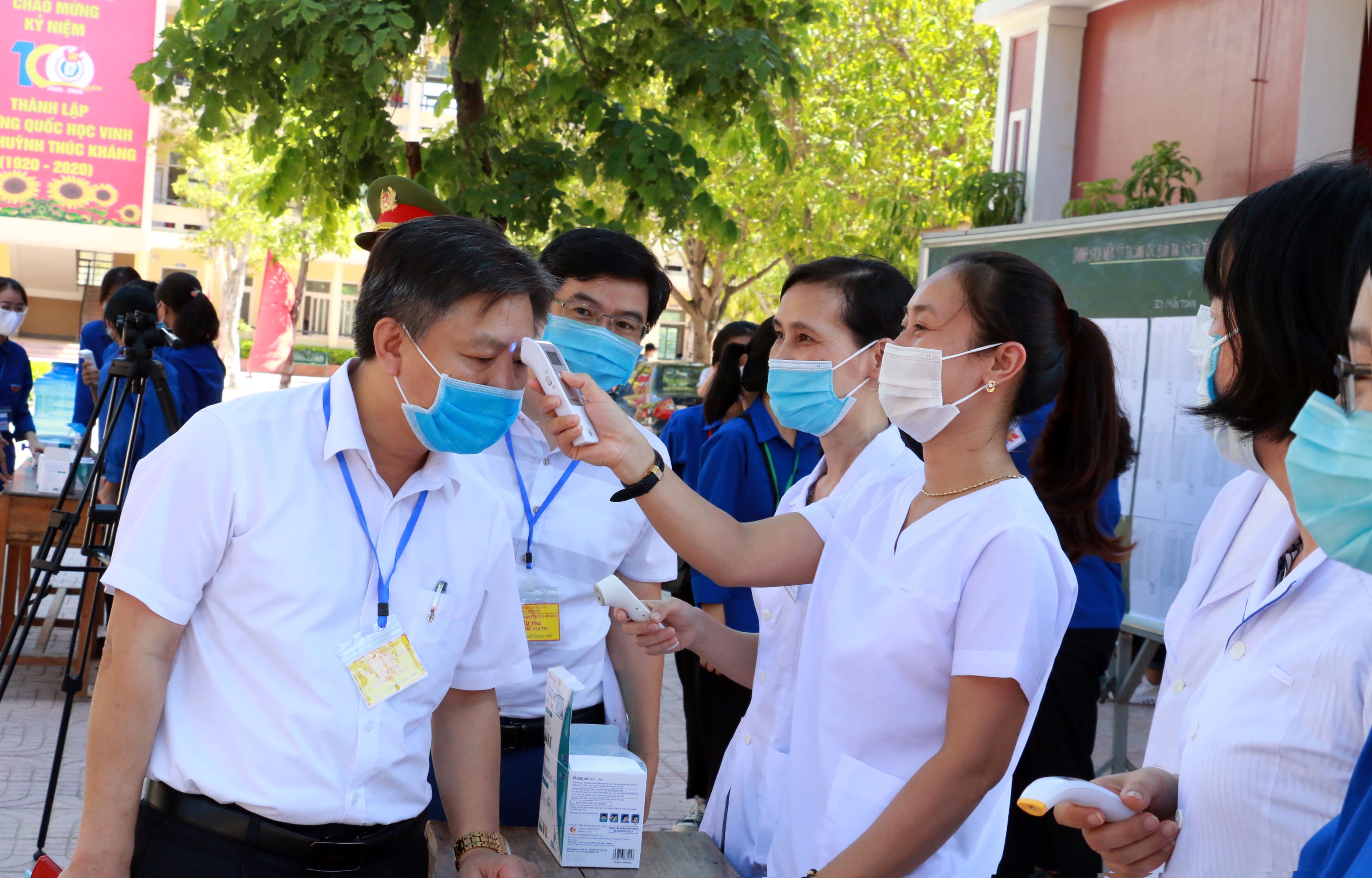 Đội ngũ y bác sỹ được tăng cường để đo thân nhiệt tại các điểm thi. Ảnh: Mỹ Hà