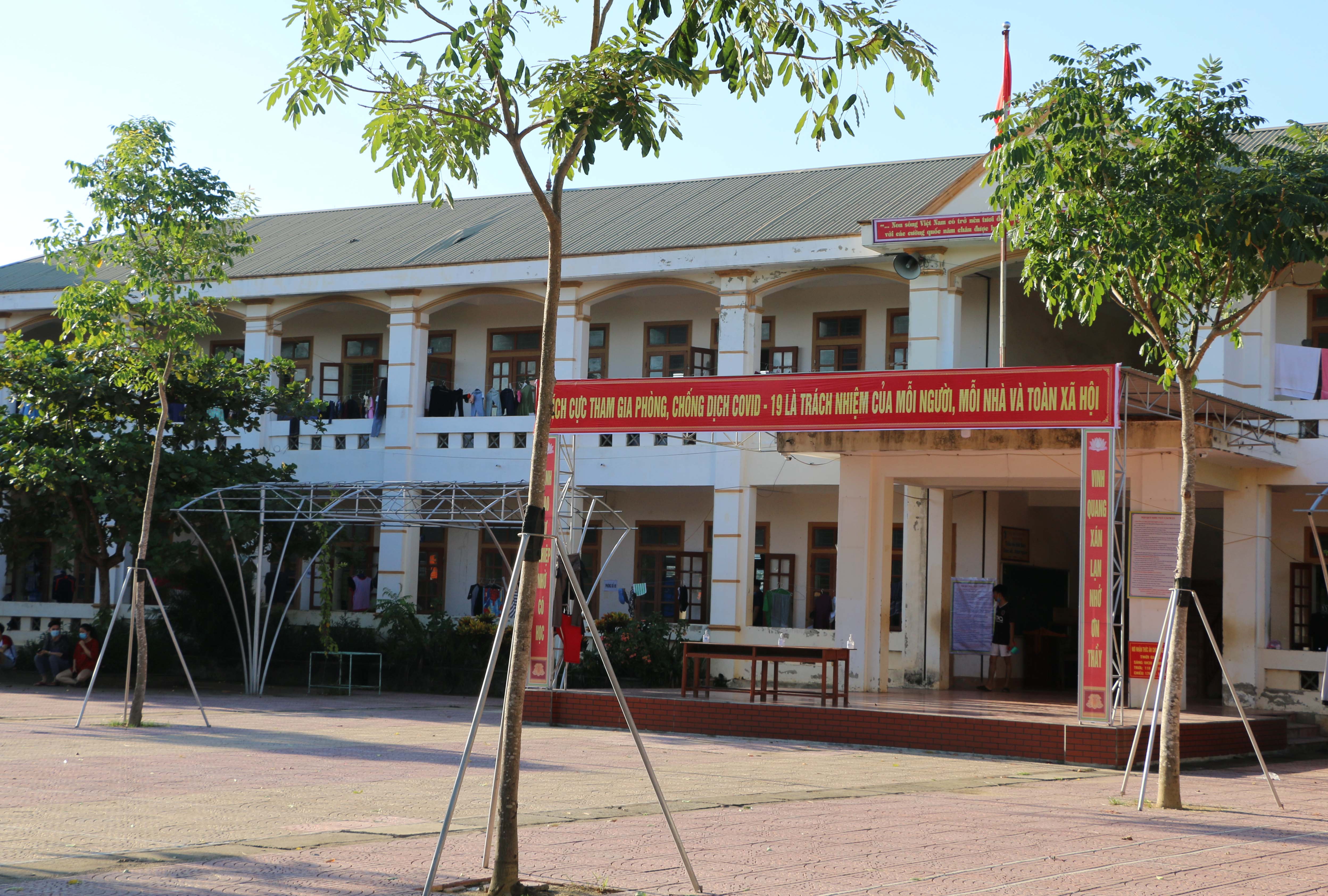 Lãnh đạo huyện Đô Lương tặng quà cho người cách ly 