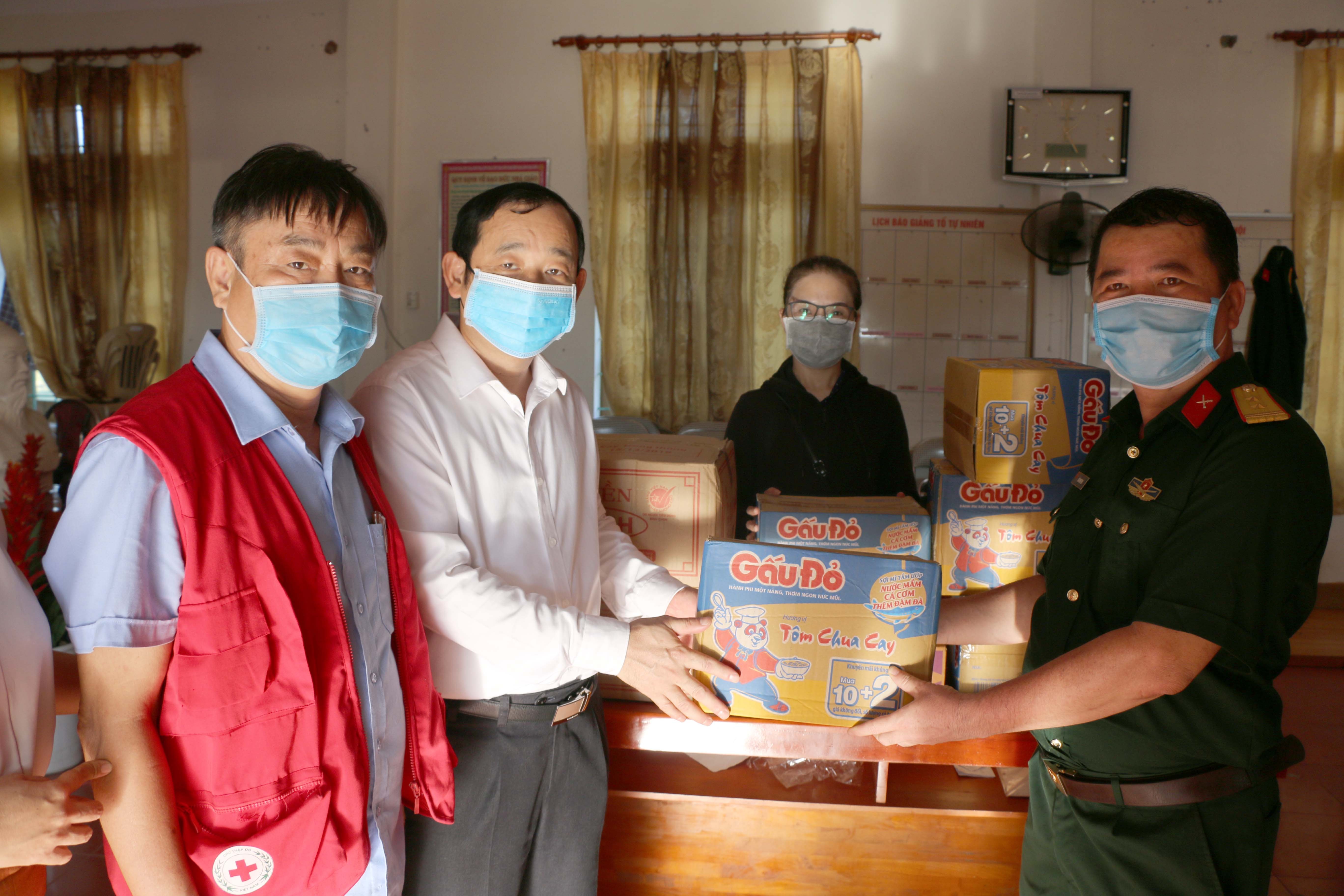 Lãnh đạo huyện Đô Lương tặng quà cho người cách ly