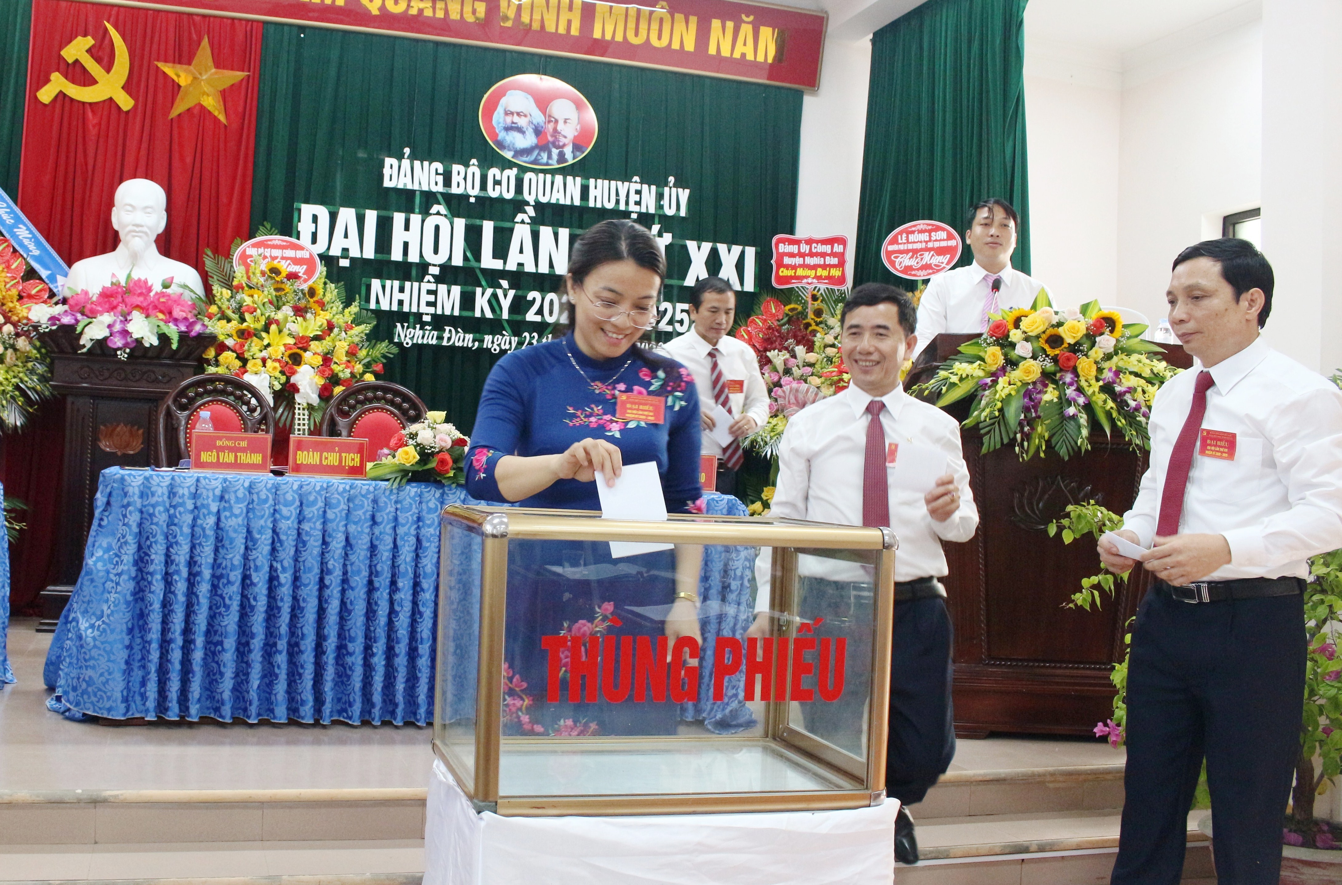 Các đại biểu bỏ phiếu tại Đại hội Đảng bộ cơ quan Huyện ủy Nghĩa Đàn. Ảnh: Thái Trường