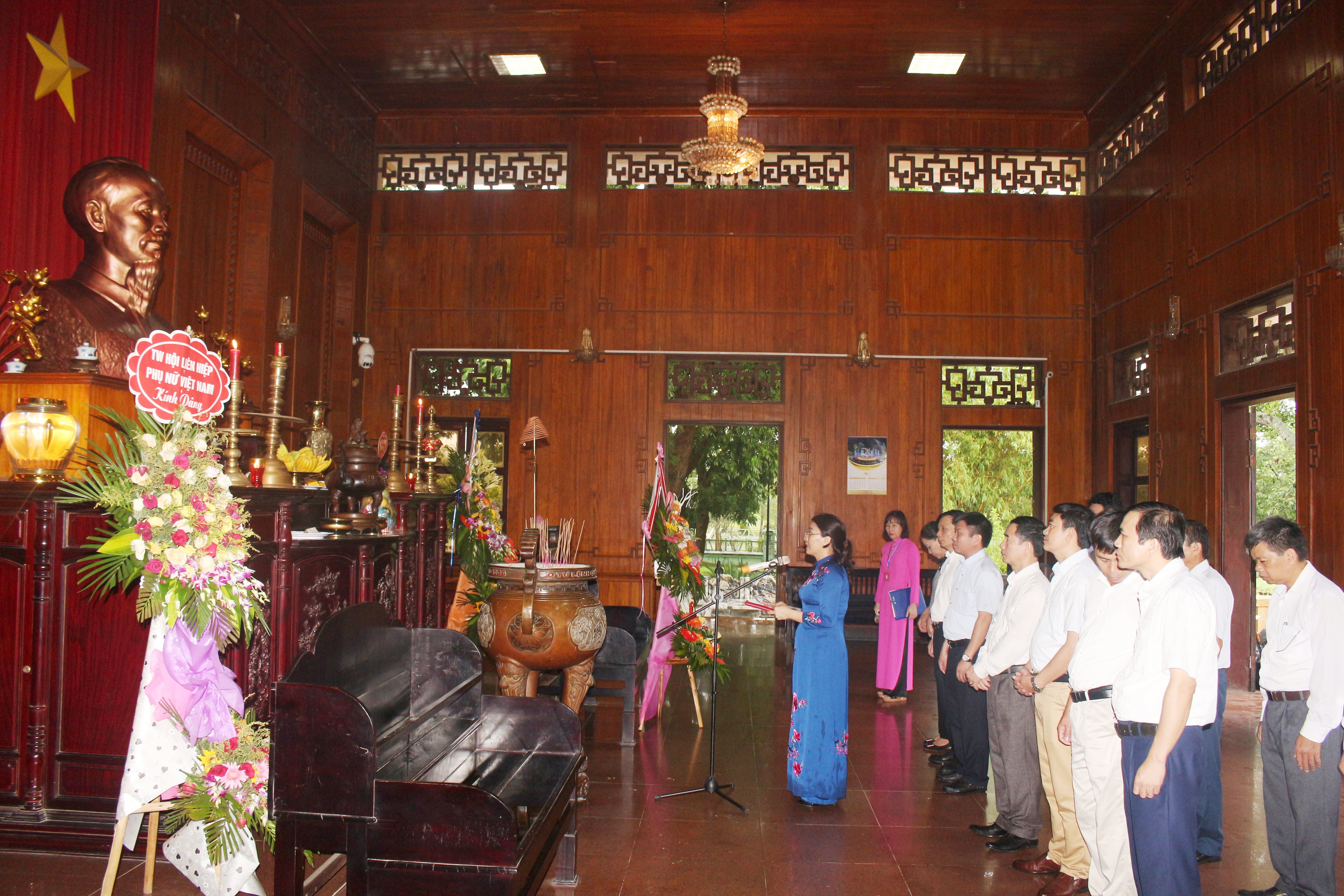 Ban Thường vụ Huyện ủy Nghĩa Đàn dâng hương, báo công với Chủ tịch Hồ Chí Minh tại Khu di tích Kim Liên (huyện Nam Đàn). Ảnh: Thái Trường