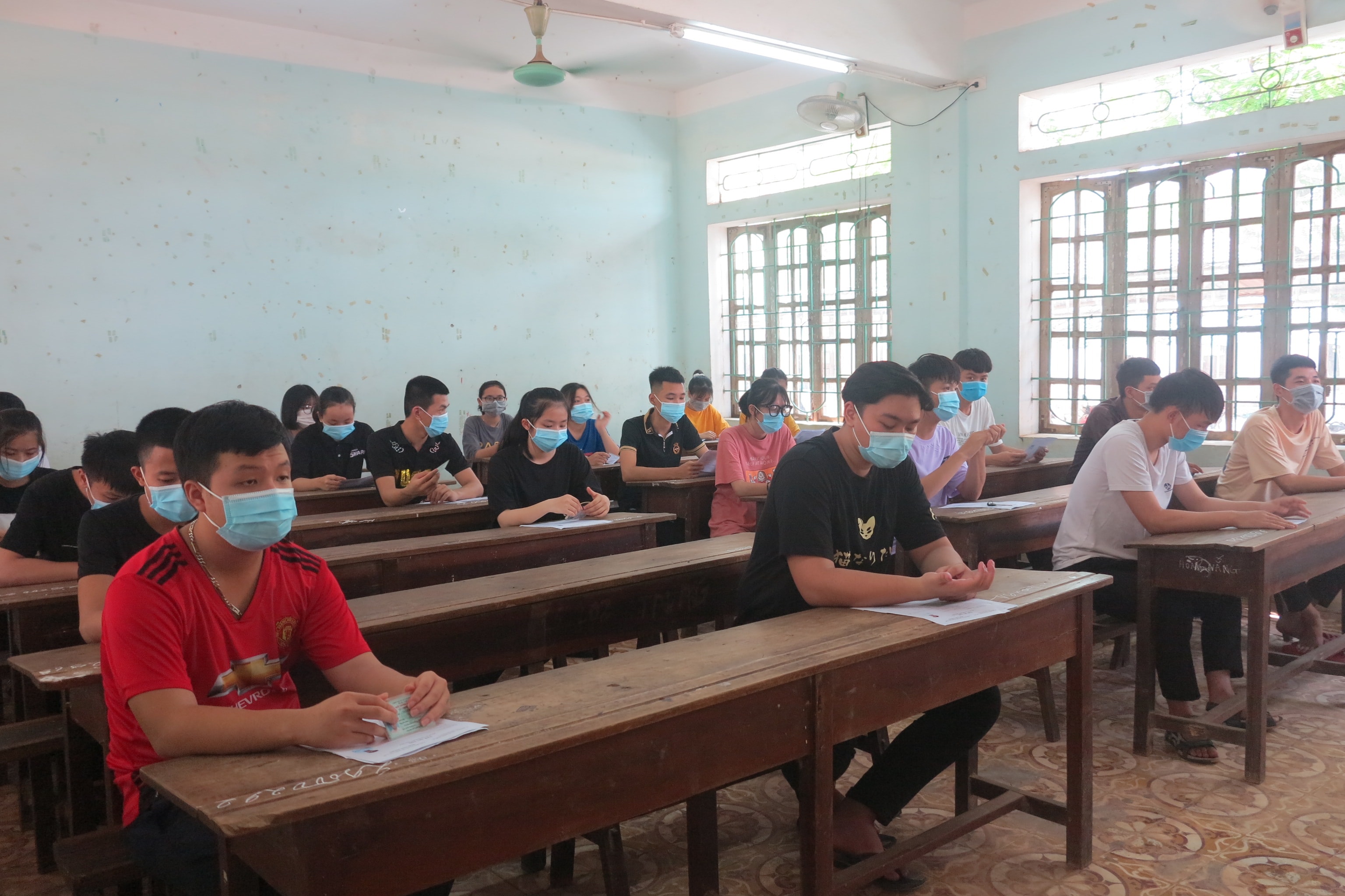 Các thí sinh nghe phổ biến quy chế thi.