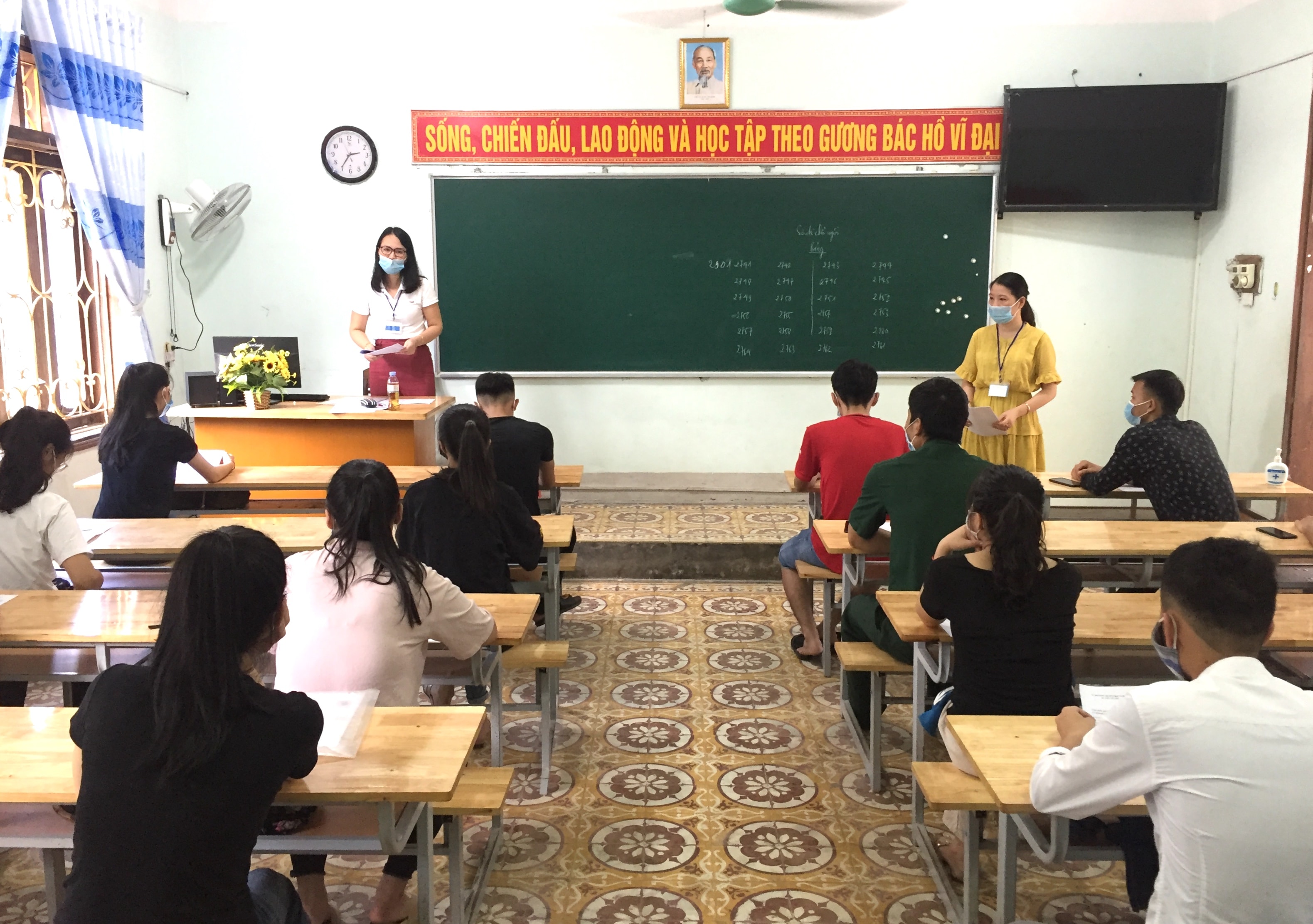 Cán bộ coi thi tại Trường THPT Thái Hòa phổ biến quy định, quy chế thi cho các thí sinh.