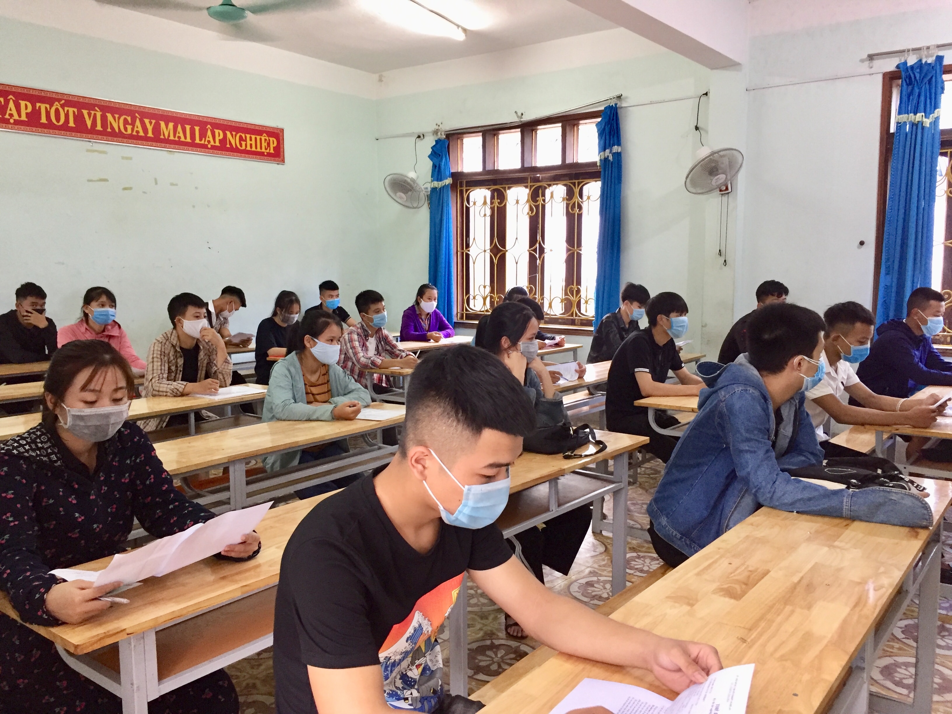 Thí sinh nghe cán bộ coi thi tại Trường THPT Thái Hòa phổ biến quy định, quy chế thi. Ảnh: Quang Huy
