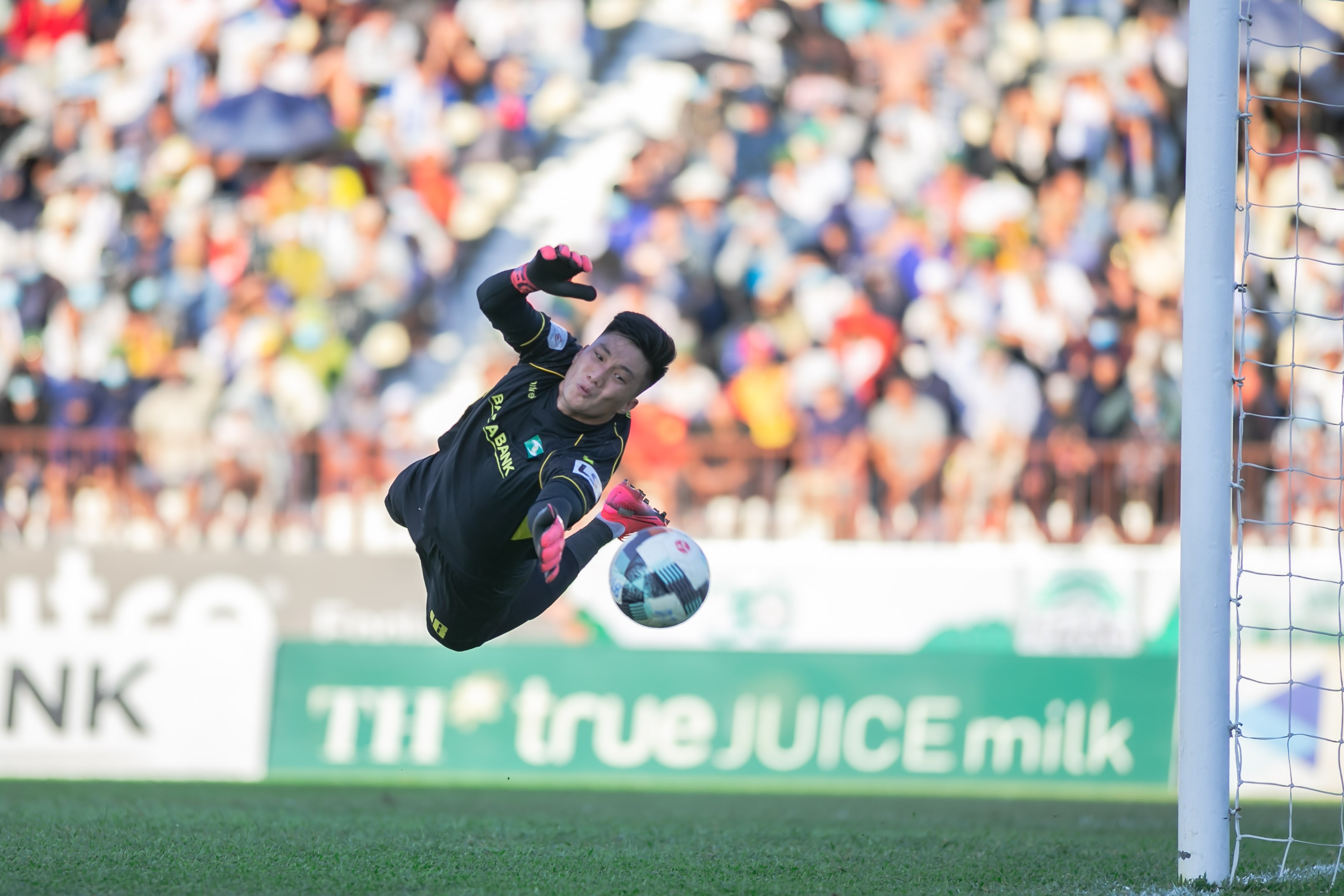 Thủ môn Nguyễn Văn Hoàng cũng đã thi đấu 11/11 trận tại V.League 2020 cho đội bóng xứ Nghệ. Ảnh: Xuân Thủy 