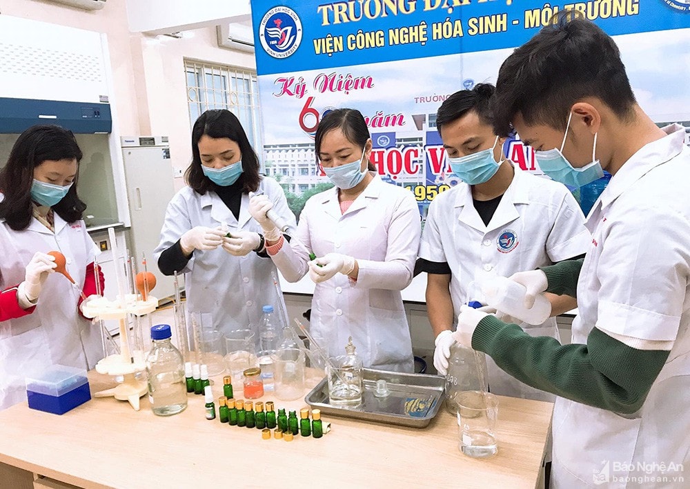 Tuổi trẻ Trường Đại học Vinh sản xuất dung dịch rửa tay sát khuẩn để phát miễn phí cho cán bộ, giảng viên, sinh viên và người dân. Ảnh tư liệu