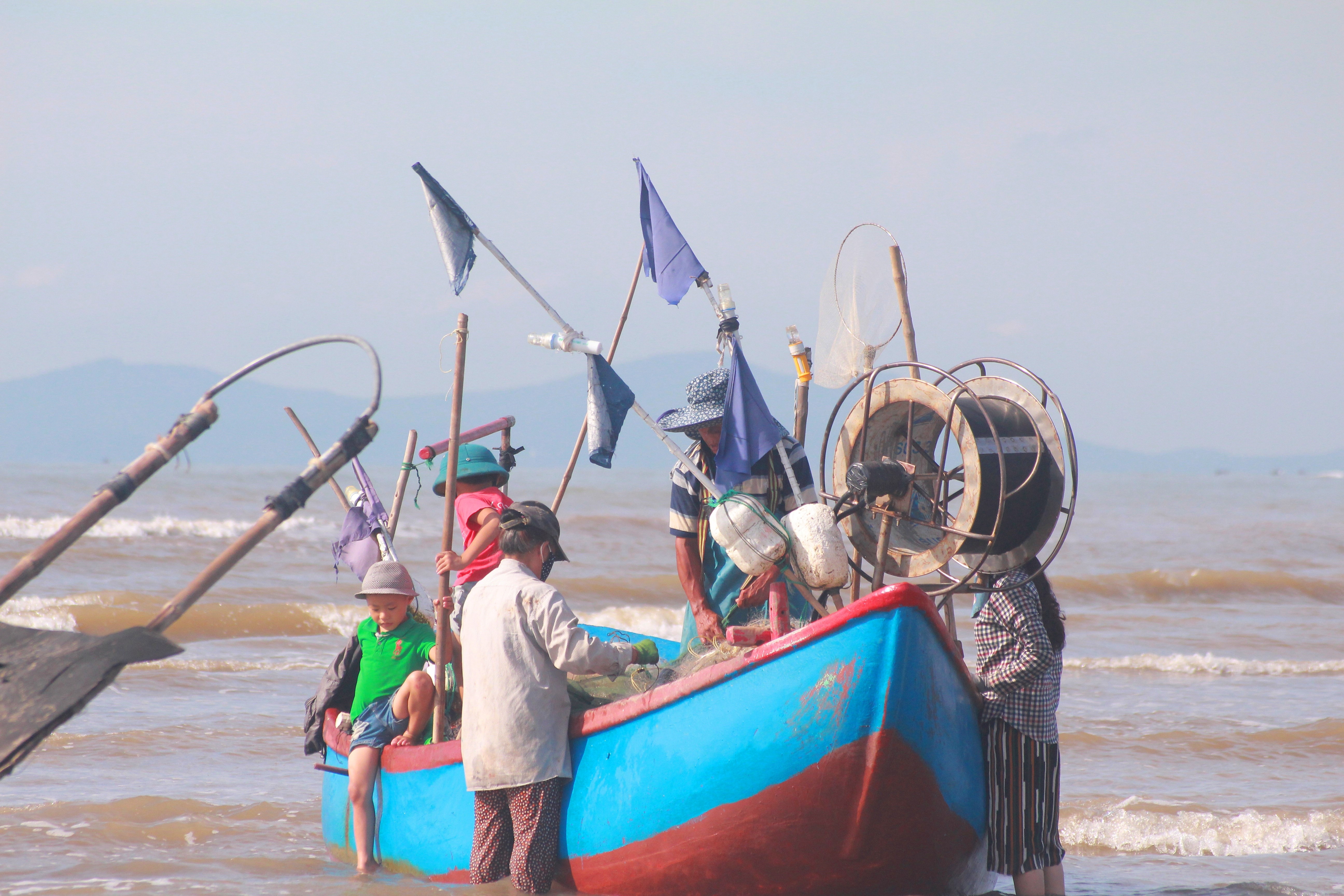 Ngoài hơn 700 phương tiện đánh bắt xa bờ, Quỳnh Lưu có hàng trăm chiếc đi nghề lộng tập trung ở Quỳnh Long, Tiến Thủy, Quỳnh Bảng, Quỳnh Nghĩa.. Nhờ bám biển, đời sống của ngư dân làng biển ngày càng nâng lên, thu nhập bình quân từ 80 - 100 triệu đồng/người/năm. Ảnh Việt Hùng