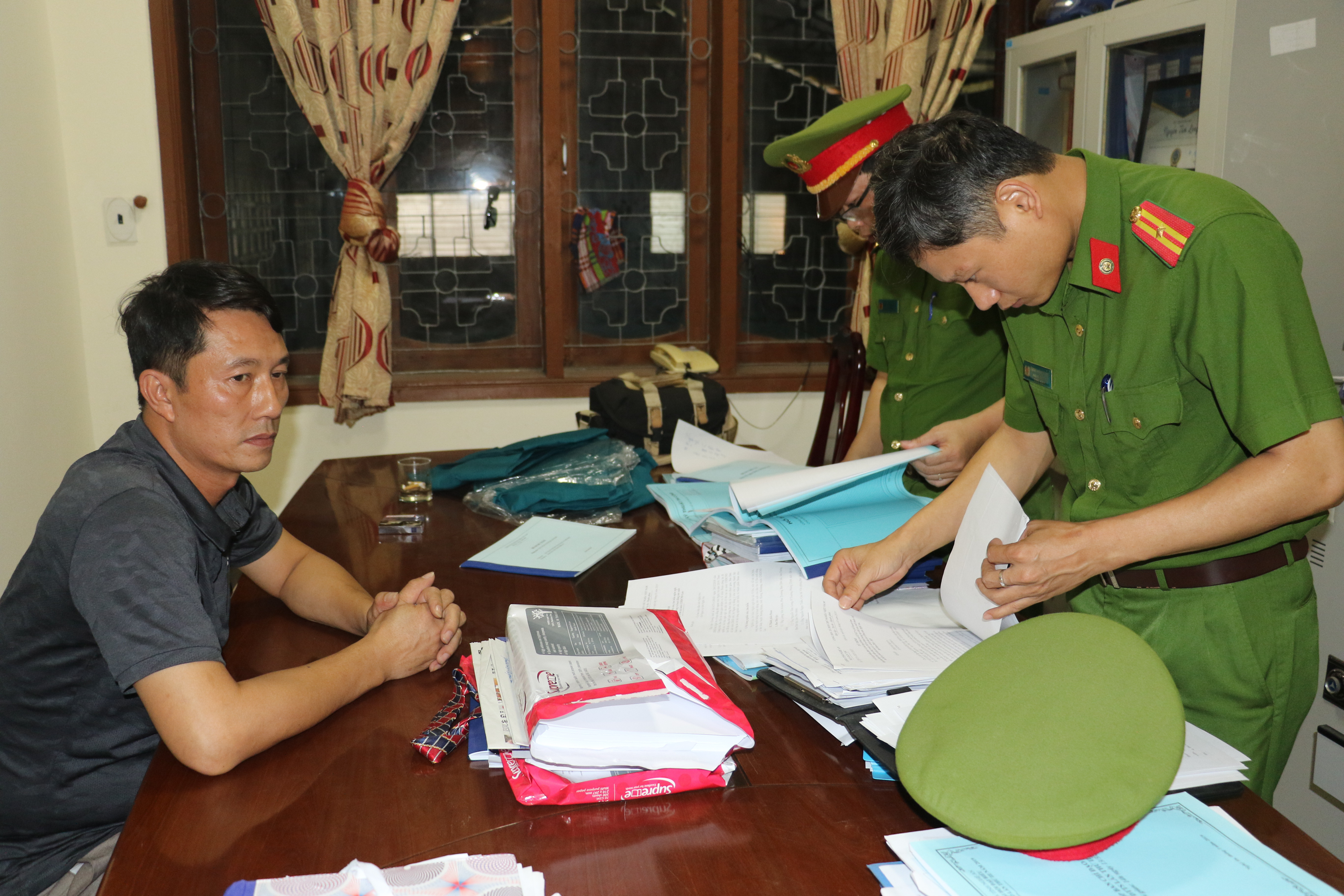 Cơ quan Công an tiến hành khám xét nơi làm việc của ông Nguyễn Tâm Long tại Ban dân tộc tỉnh ngày 23/7/2020. Ảnh: Đức Vũ