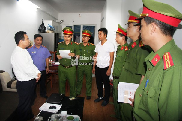 Lực lượng chức năng đọc lệnh bắt ông Kim Văn Bốn. Ảnh Trọng Tuấn