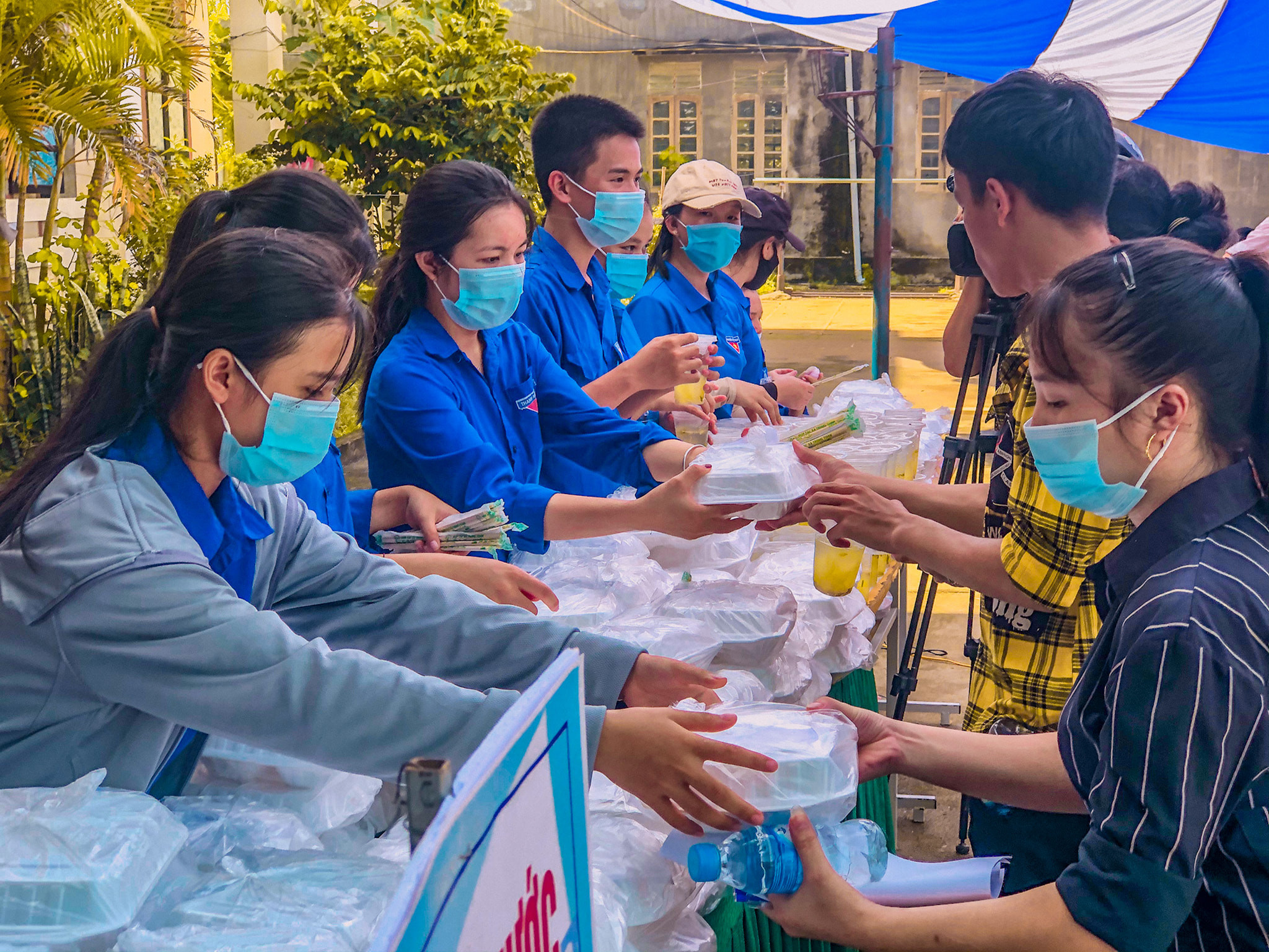 Nhiều hoạt động tình nguyện đã được triển khai để hỗ trợ học sinh khó khăn tại điểm thi Trường THPT Kỳ Sơn. Ảnh: Đoàn trường