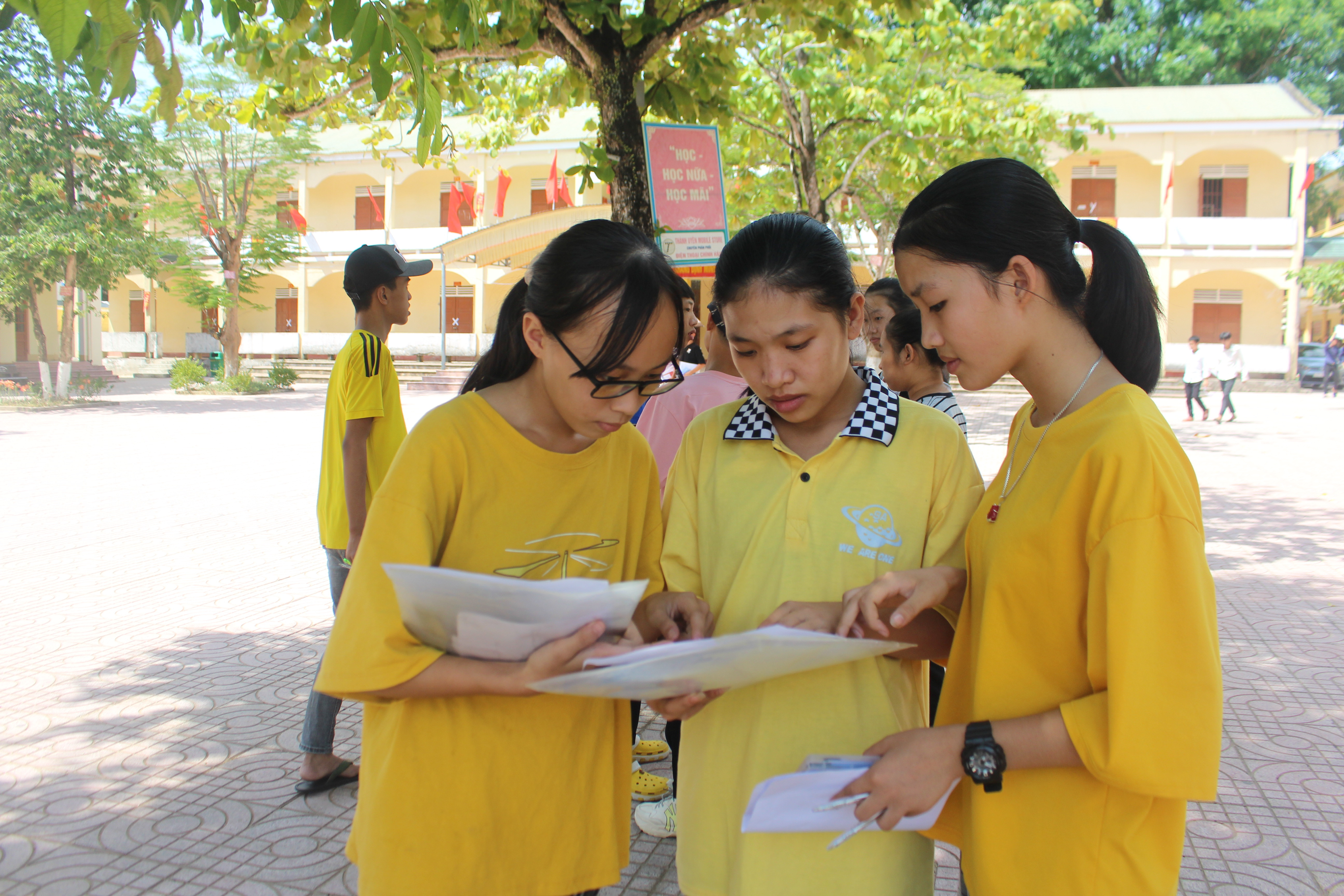  Học sinh trao đổi bài thi sau buổi thi môn Toán tại trường THPT Con Cuông. Ảnh: Bá Hậu