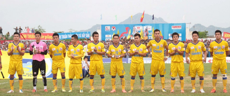 Tiền vệ Vương Quốc Trung (8) và thế hệ cầu thủ vô địch U21 toàn quốc năm 2012. Ảnh: FBNV