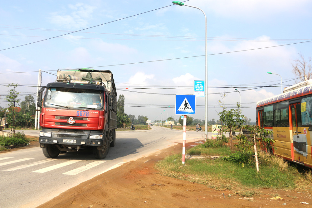 Nút giao ngã tư đường 35 m Nghi Ân - Hưng Hòa với tỉnh lộ Vinh - Cửa Hội (trước trường Cao đẳng SP Nghệ An) là điểm đen giao thông, sau khi lắp đặt tín hiệu đèn giao, tai nạn dù đã giảm nhưng vẫn nguy hiểm cho người đi đường. Ảnh: Nguyễn Hải