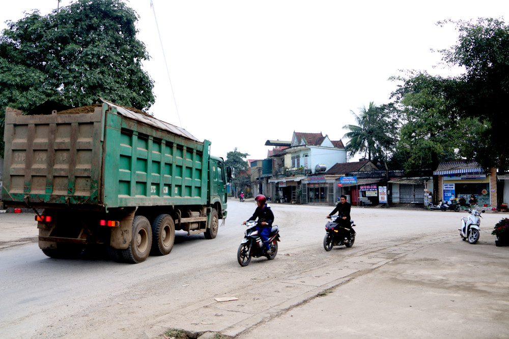 Nút giao ngã tư xã Nghĩa Sơn (Nghĩa Đàn) giao cắt với đường Hồ Chí Minh là điểm đen nhưng phải hoàn tất hồ sơ để được đầu tư khắc phục trong thời gian tới. Ảnh: Nguyễn Hải