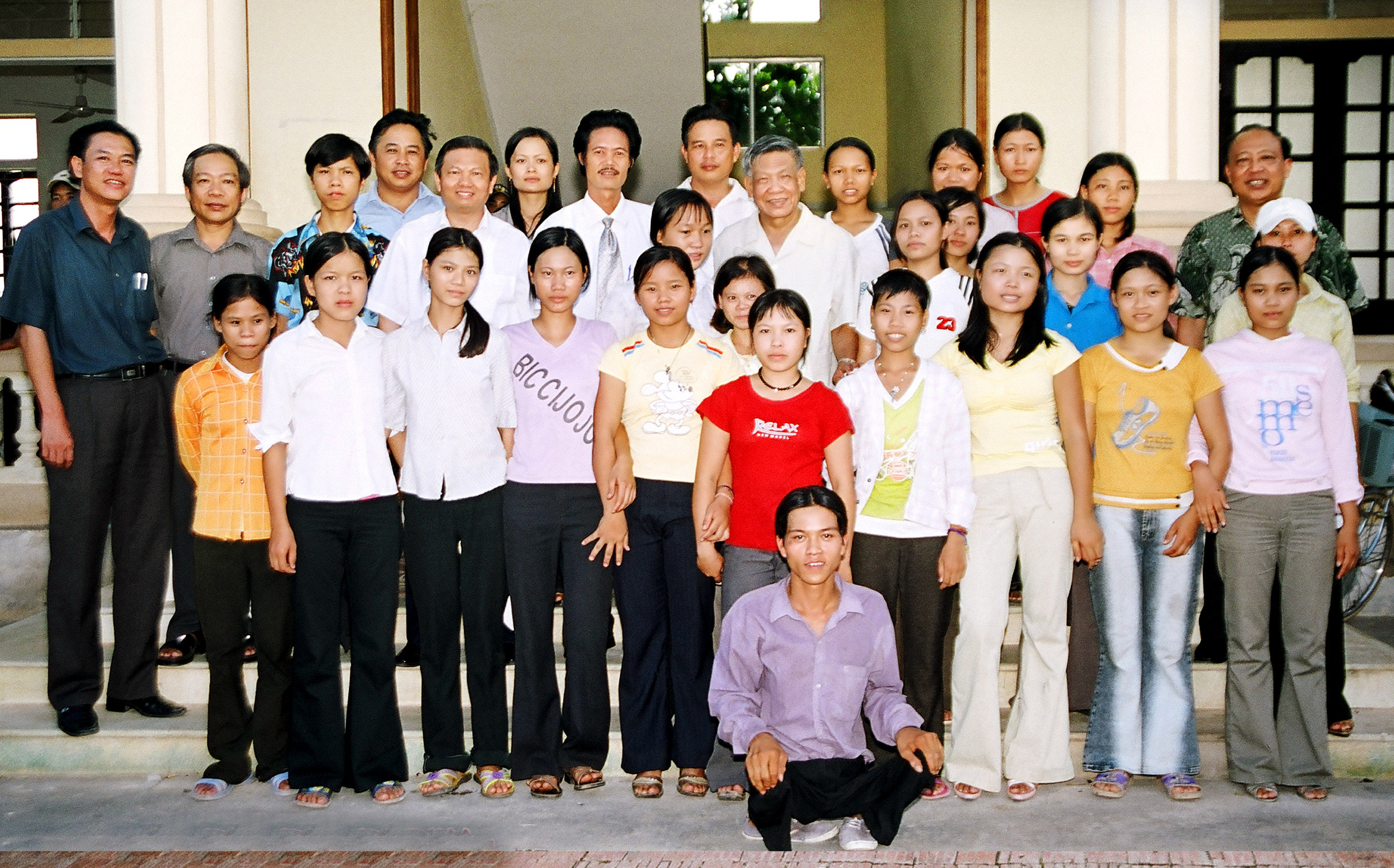 Nguyên Tổng Bí thư Lê Khả Phiêu thăm Trung tâm công tác xã hội tỉnh ở huyện Đô Lương. Ảnh tư liệu