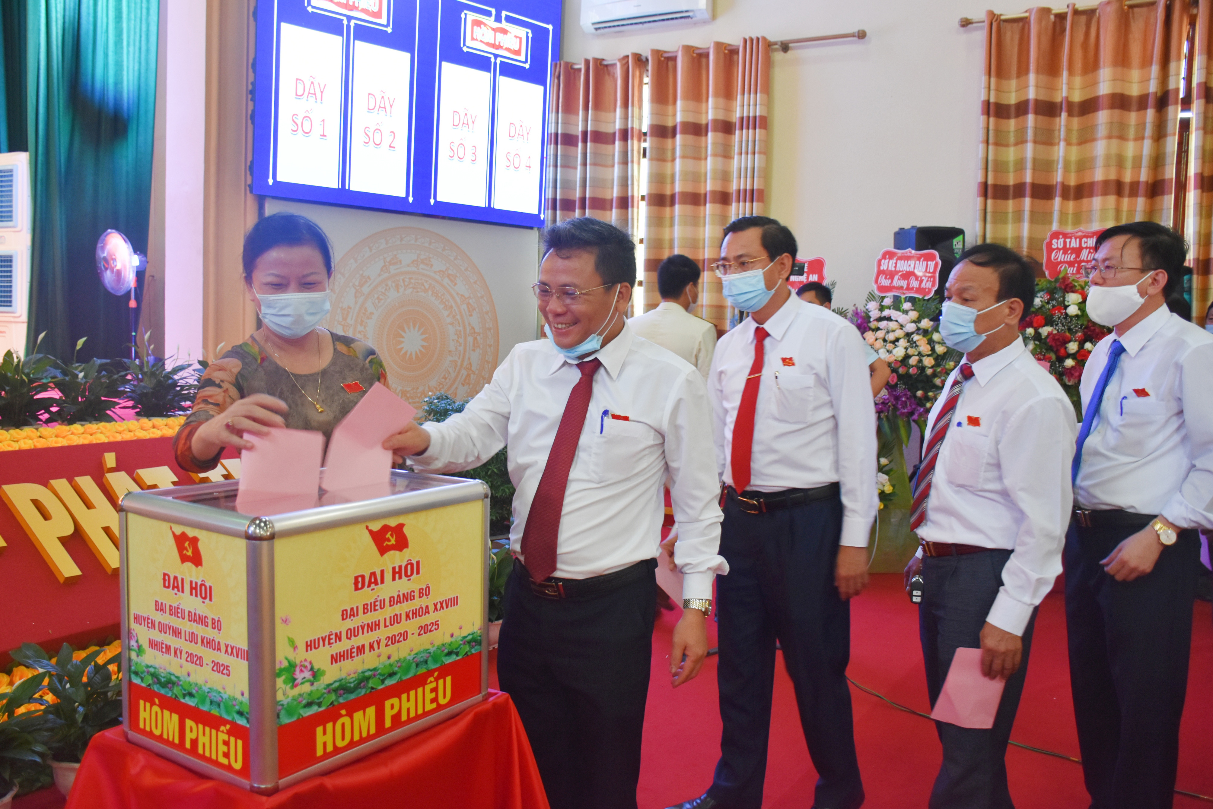 Các đại biểu bỏ phiếu bầu Ban Chấp hành Đảng bộ huyện Quỳnh Lưu lần thứ XXVIII, nhiệm kỳ 2020-2025. Ảnh: Thanh Lê
