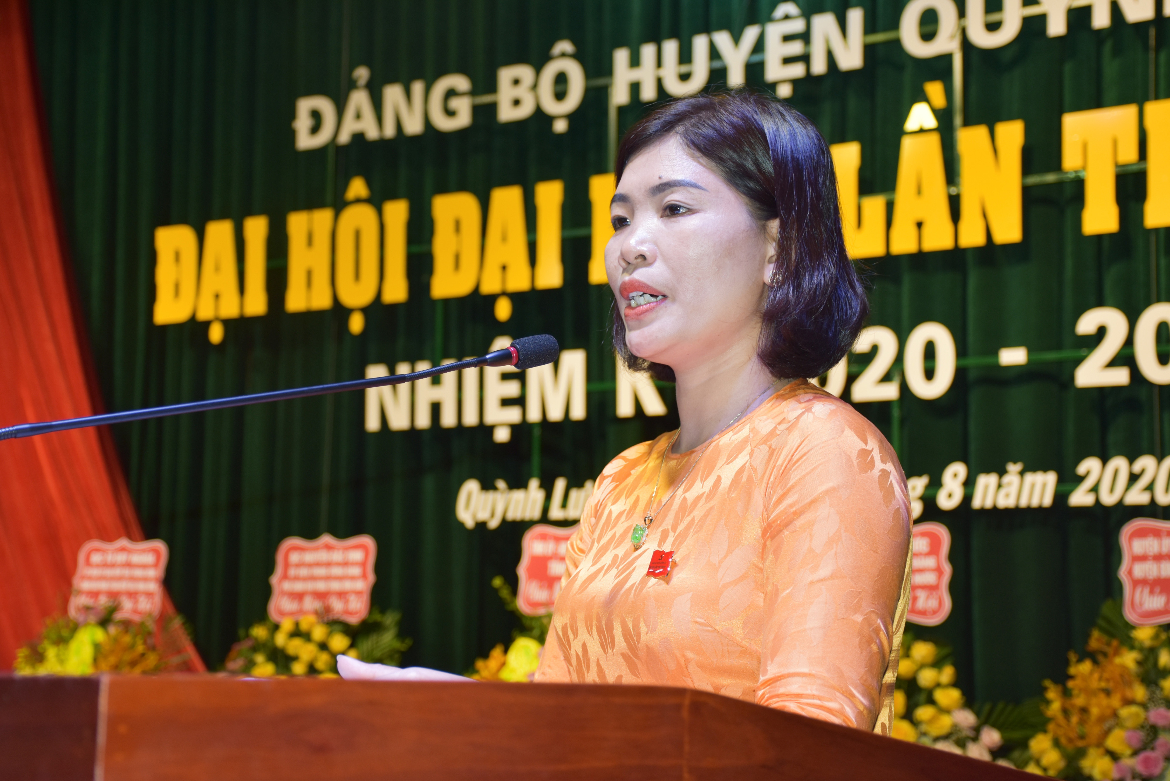 Đại biểu xã Quỳnh Giang tham luận tại đại hội. Ảnh: Thanh Lê