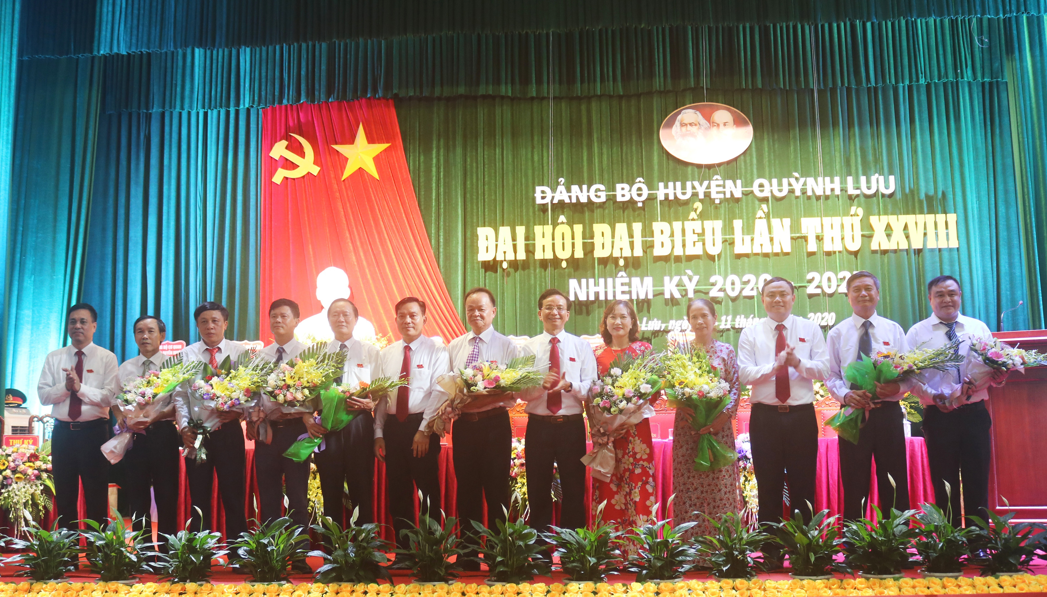 Tặng hoa cho các đồng chí không tham gia Ban chấp hành Đảng bộ huyện Quỳnh Lưu nhiệm kỳ 2020-2025. Ảnh: Thanh Lê