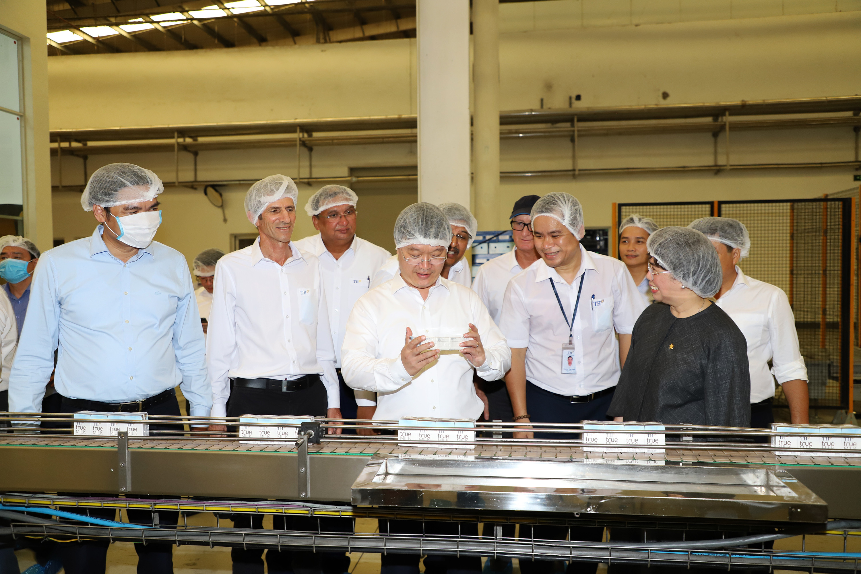 Chủ tịch UBND tỉnh Nguyễn Đức Trung đã đến thăm nhà máy sản xuất sửa tươi của Tập đoàn T.H. Ảnh: Phạm Bằng