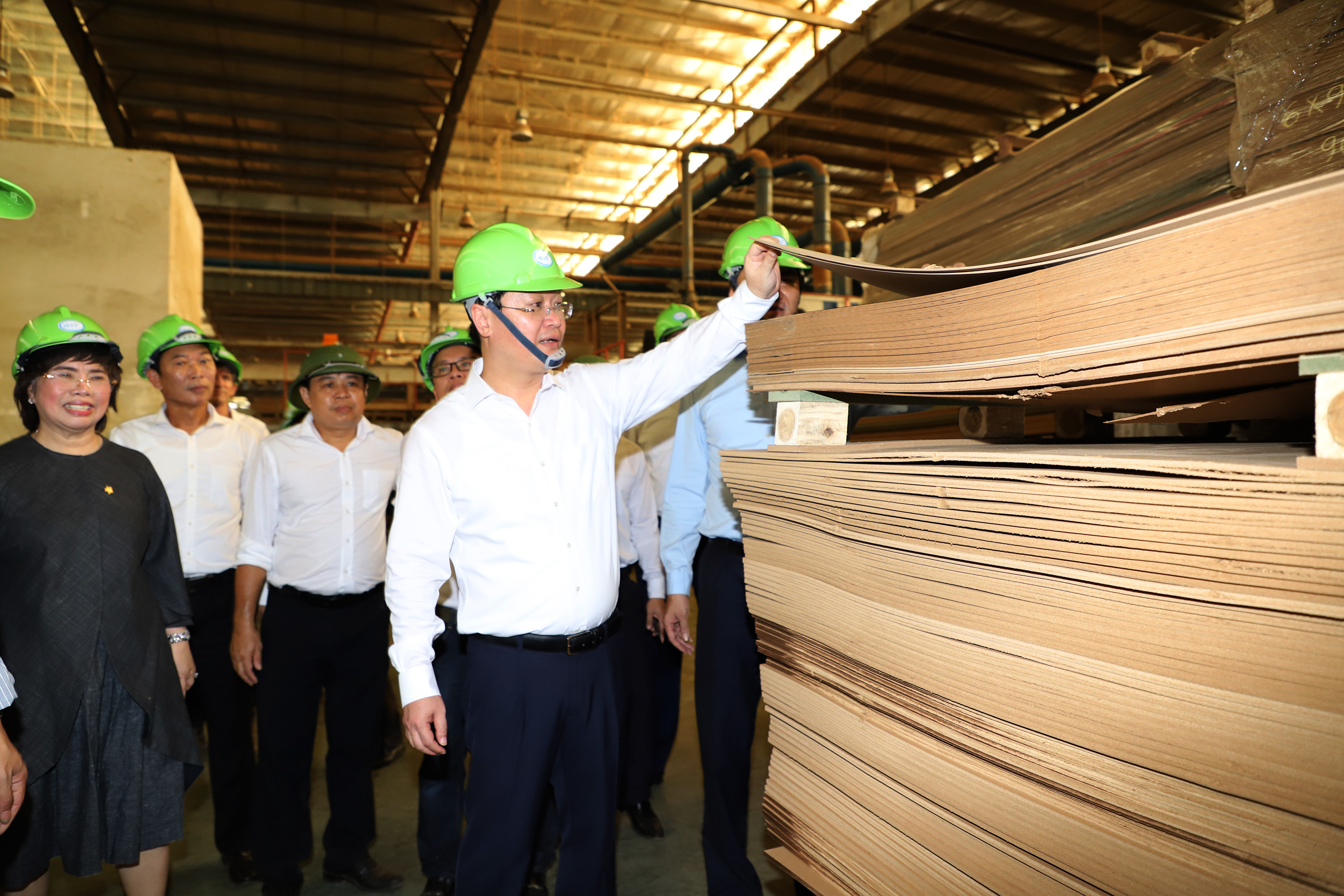 Tiếp đó, Chủ tịch UBND tỉnh Nguyễn Đức Trung cũng đã đến thăm Công ty gỗ MDF. Ảnh: Phạm Bằng
