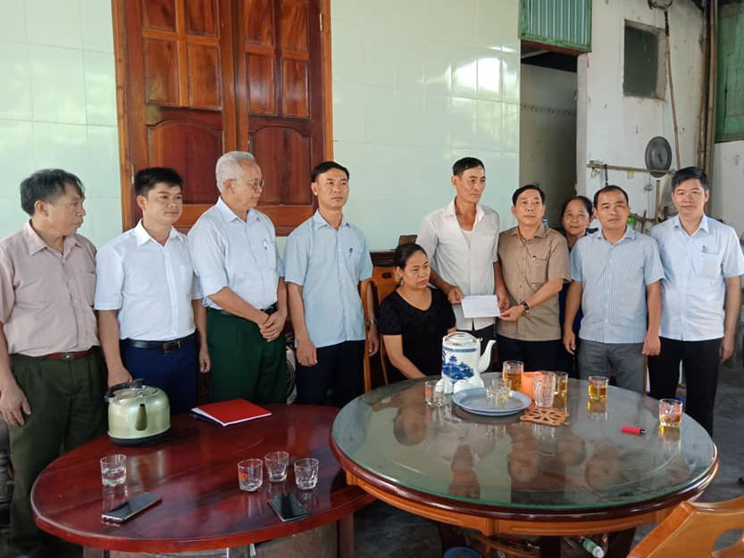 đồng chí Phan Văn Giáp - Phó bí thư thường trực Huyện ủy Tân Kỳ thăm hỏi động viên và trao số tiền 15 triệu đồng cho gia đình bị hỏa hoạn