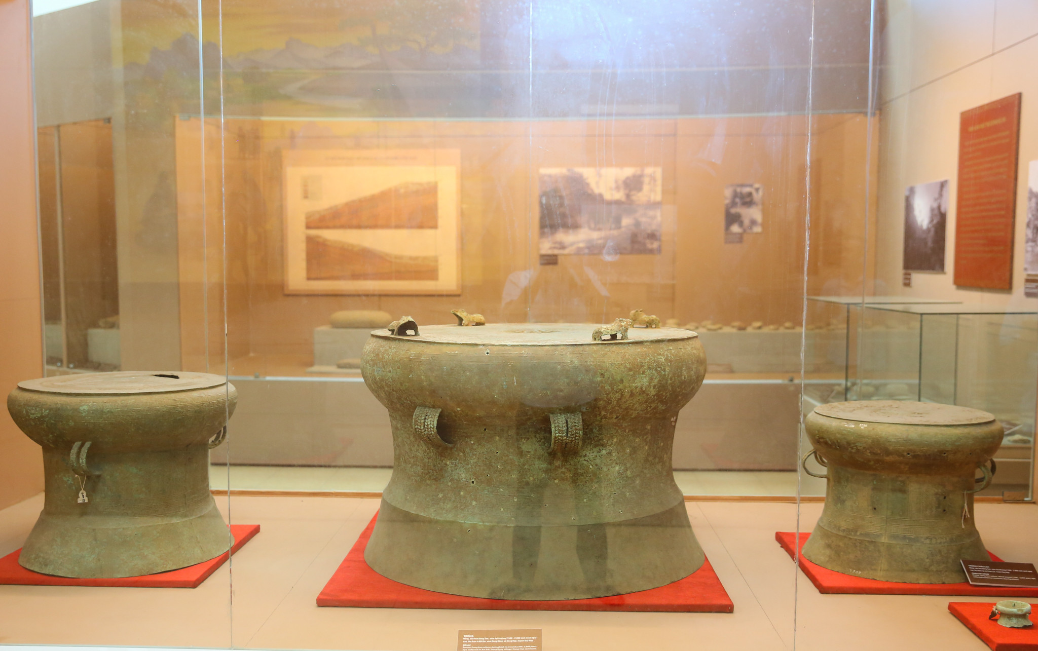 Những chiếc trống đồng này được tìm thấy ở địa bàn huyện Quỳ Hợp, được xác định thuộc văn hóa Đông Sơn, cách ngày nay khoảng 2.500 - 2.000 năm. Điều này khẳng định Nghệ An từng phát triển rực rỡ trong thời kỳ văn hóa Đông Sơn. Ảnh: Đức Anh
