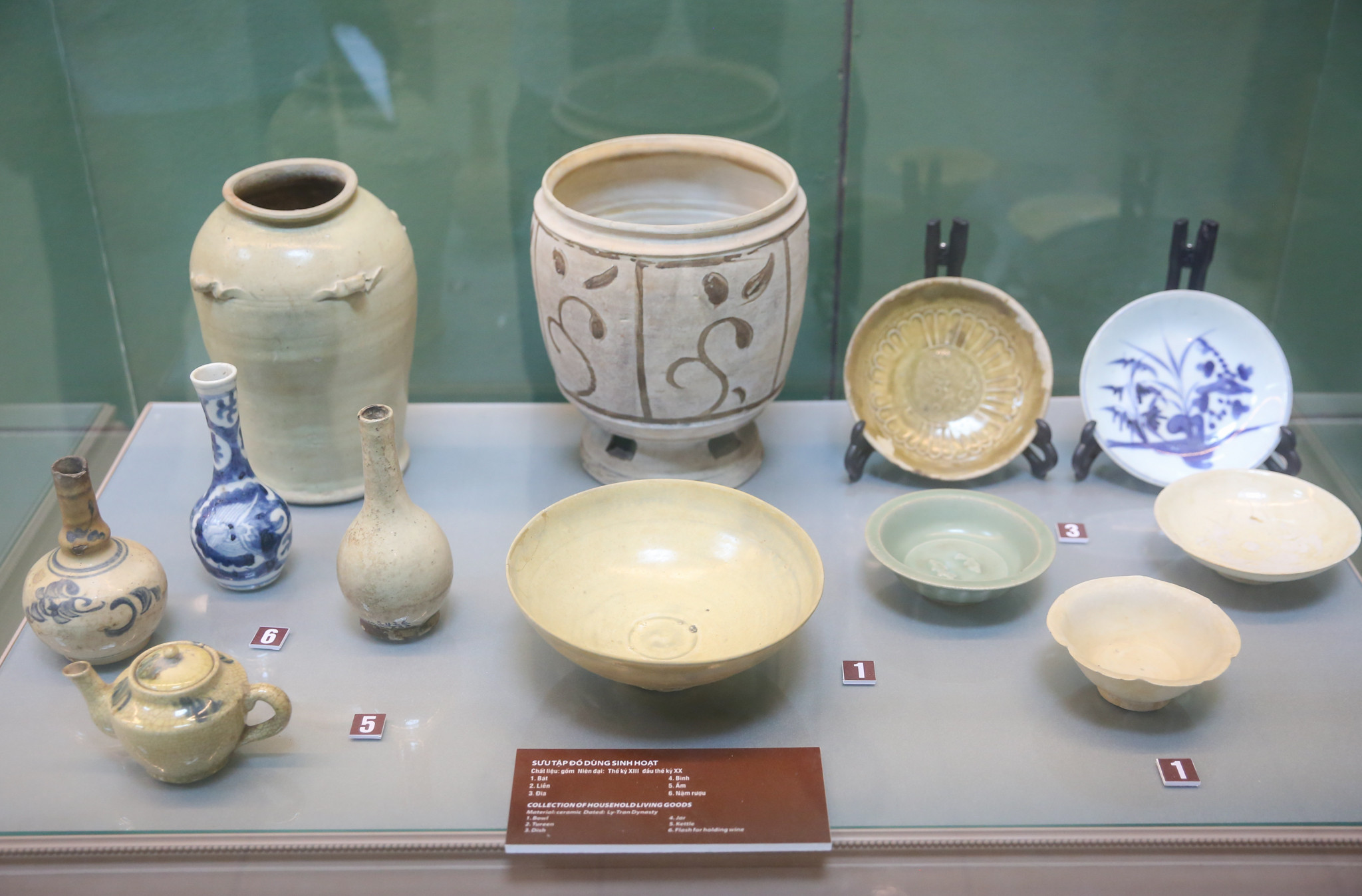 Bộ sưu tập đồ dùng sinh hoạt bằng gốm sứ niên đại từ thế kỷ XVIII - đầu thế kỷ XX nói lên đời sống thẩm mỹ của cư dân xứ Nghệ trong giai đoạn lịch sử này. Ảnh: Đức Anh