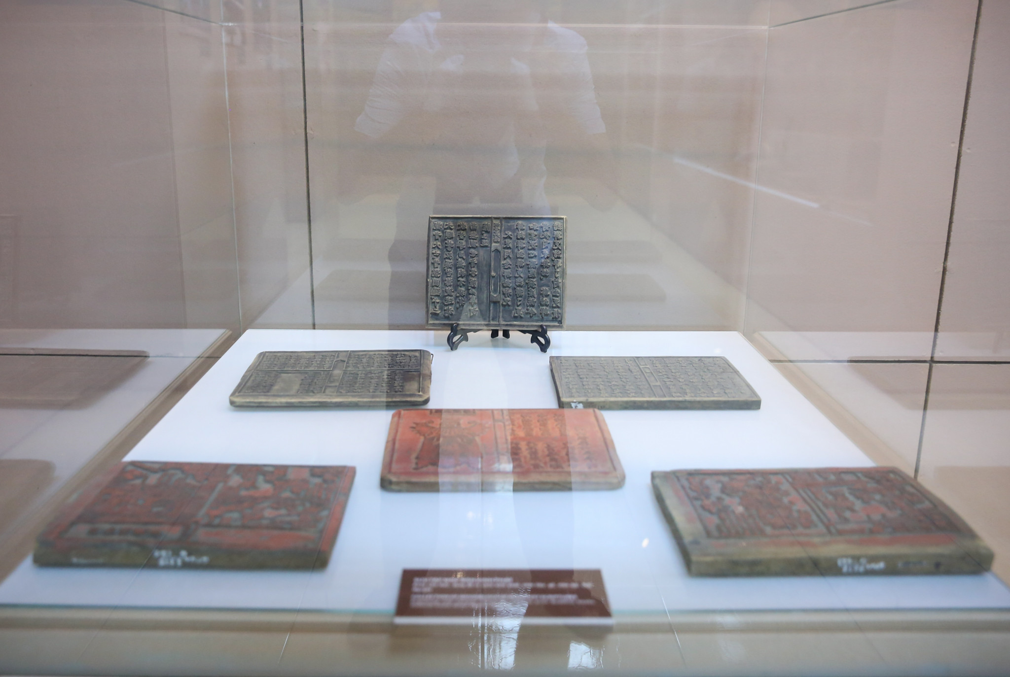 Những mộc bản kinh Phật ở các giai đoạn lịch sử sưu tầm được ở Nghệ An cho thấy Phật giáo đã từng rất thịnh hành trên vùng đất bên bờ sông Lam. Ảnh: Đức Anh