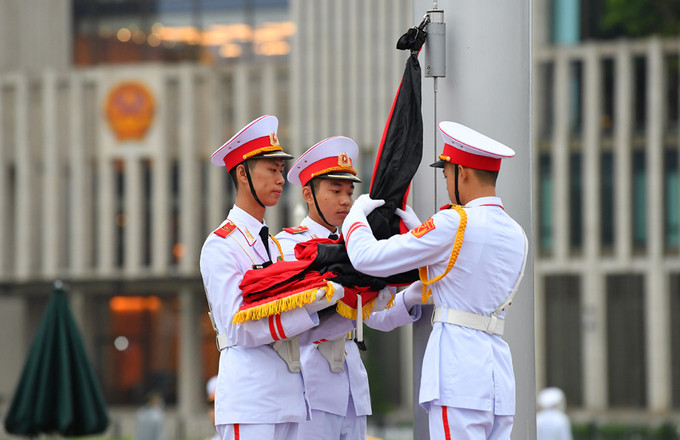 Các chiến sĩ tiêu binh thực hiện nghi thức treo cờ rủ, sáng 14/8. Ảnh: Giang Huy/VNE