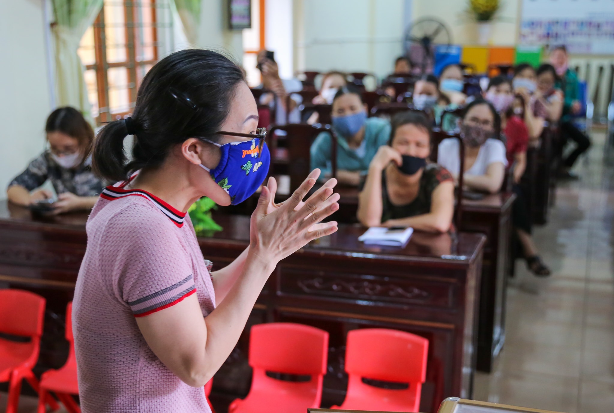 Niềm vui khôn xiết của phụ huynh khi bốc được lá thăm may mắn trúng tuyển vào trường. Chị Lương Thị Bích Hiệp sau khi bốc được lá thăm may mắn chia sẻ: Tôi rất vui mừng vì hôm nay con mình đã chính thức được vào trường mầm non công lập. Vào được trường mầm non công lập sẽ giảm đi được khá nhiều tiền học phí so với trường tư ở ngoài bớt đi được phần nào gánh nặng cho vợ chồng tôi. Mặt khác trường công lập năm nay có nhiều thay đổi ví dụ như các cháu sẽ được ăn sáng tại trường, được có thêm giờ học tiếng Anh vv...  điều này rất tốt cho cả phụ huynh và học sinh. Ảnh: Đức Anh