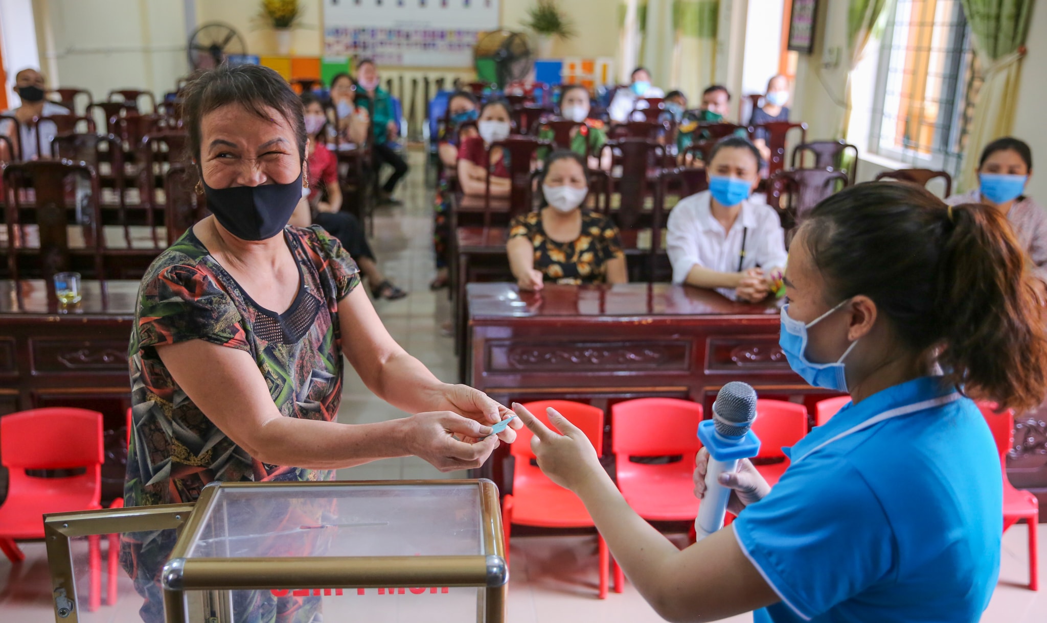 Nhiều phụ huynh lại tỏ ra hơi buồn vì bốc phải lá thăm không trúng tuyển nhưng họ cũng được nhà trường an ủi rằng các cháu sẽ được vào trường vào năm sau khi các cháu bước sang 5 tuổi. Ảnh: Đức Anh