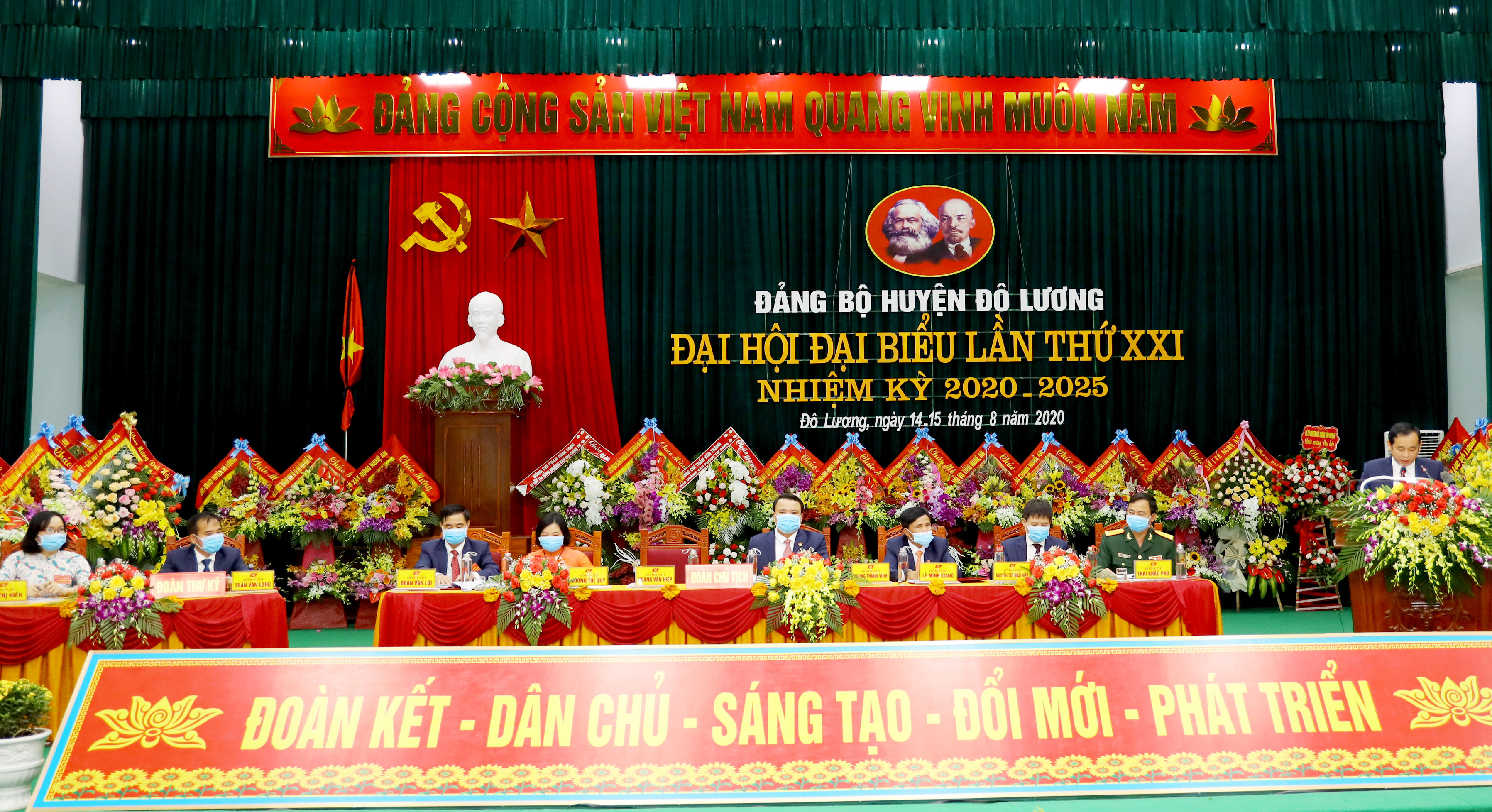 Đoàn Chủ tịch và Đoàn thư ký Đại hội Đại biêu Đảng bộ huyện Đô Lương, nhiệm kỳ 2020-2025. Ảnh Nguyên Nguyên