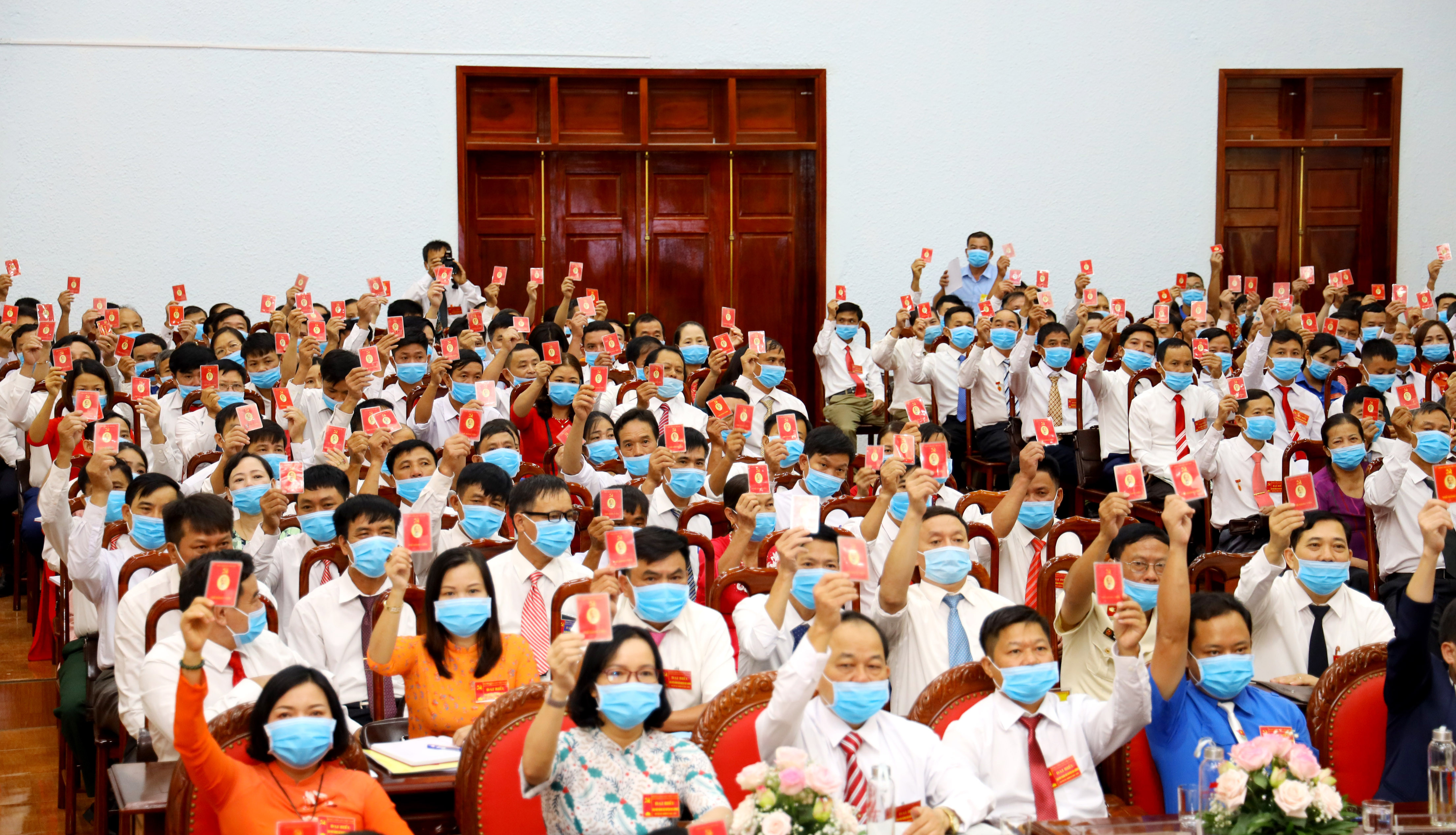Các đại biểu thống nhất các chương trình nội dung tại phiên trù bị Đại hội Đại biểu Đảng bộ huyện Đô Lương. Ảnh Nguyên Nguyên