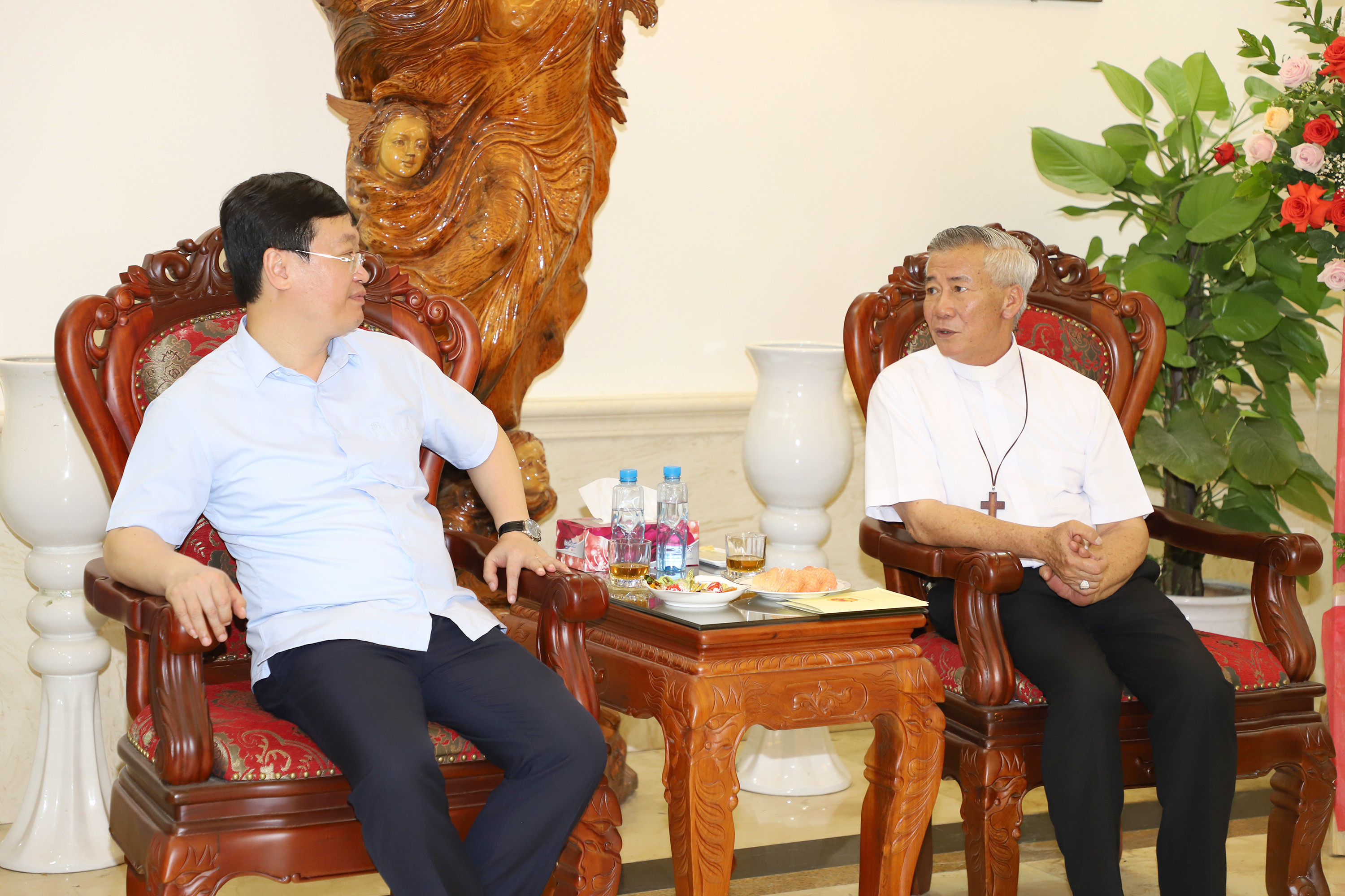Đức cha Anphong Nguyễn Hữu Long - Giám mục Giáo phận Vinh gửi lời cảm ơn tới lãnh đạo tỉnh Nghệ An. Ảnh: Phạm Bằng