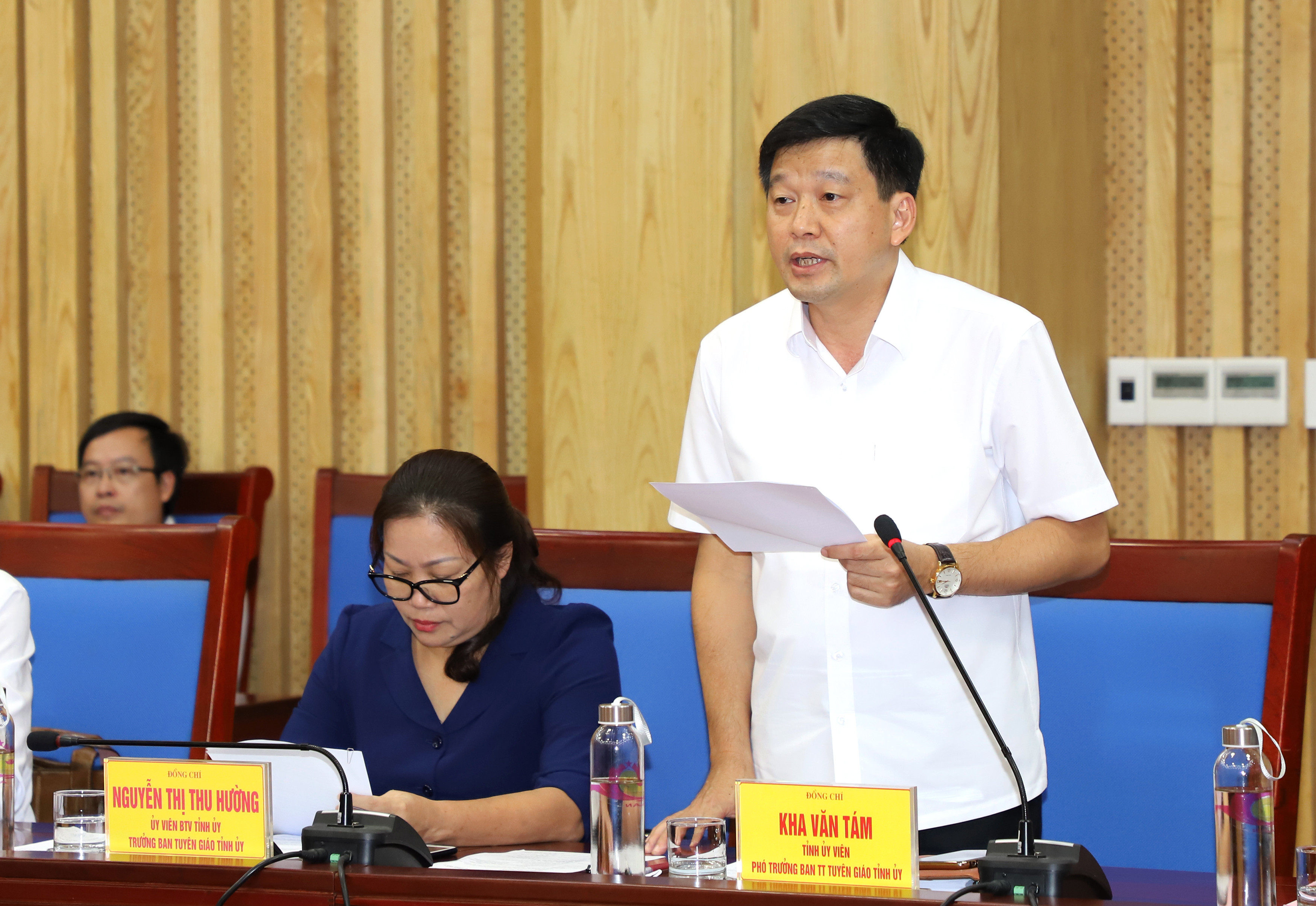 Đồng chí Kha Văn Tám - Phó trưởng Ban Tuyên giáo Tỉnh ủy trình bày những kết quả phối hợp công tác giữa 2 cơ quan trong năm 2019. Ảnh: Phạm Bằng